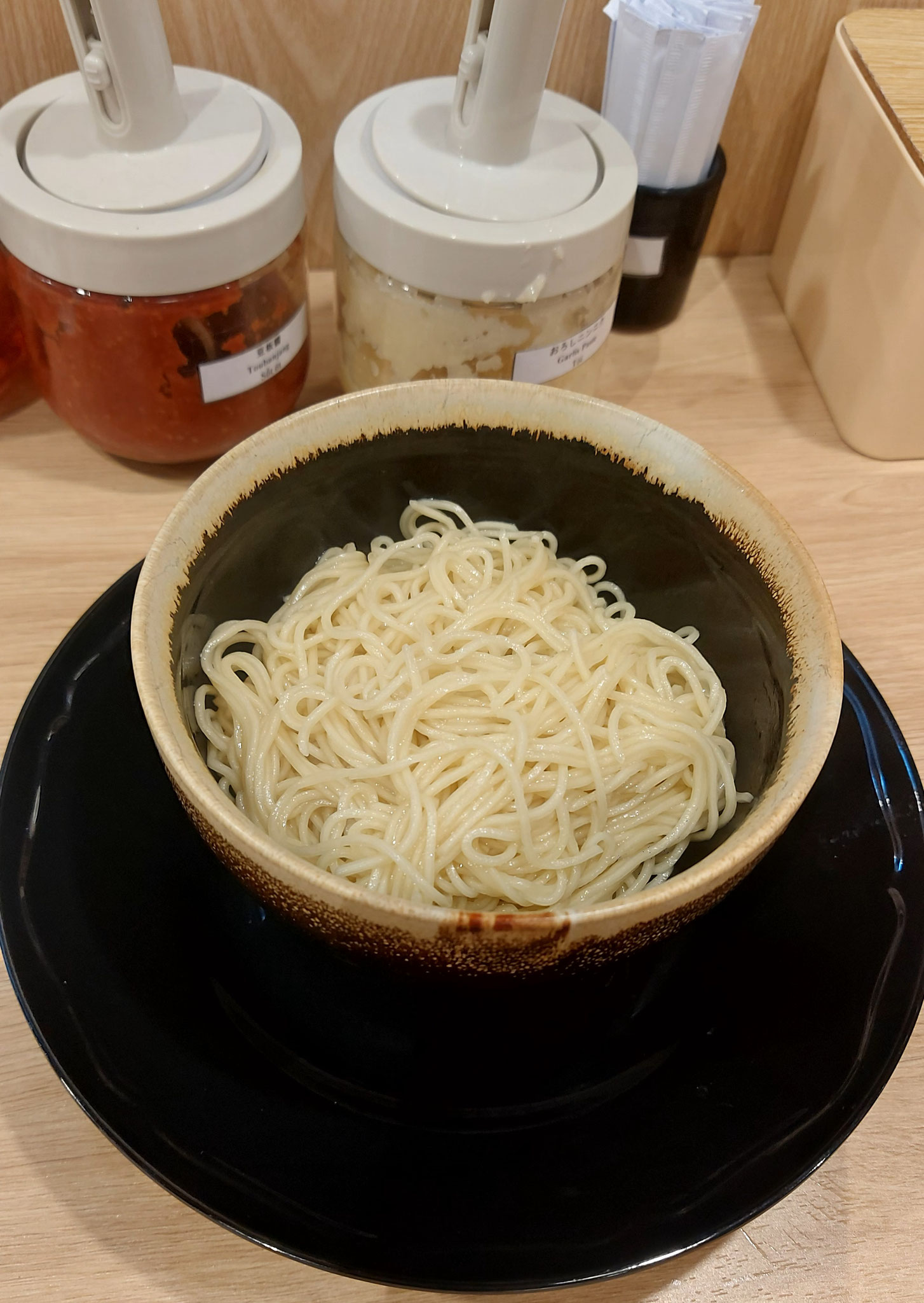 替え玉＝Extra Noodle（細麺で注文。麺の茹で加減は硬め。）