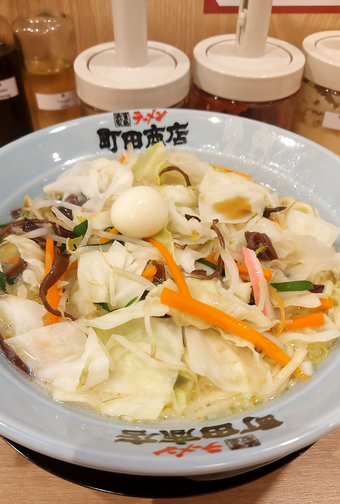 野菜塩ラーメン（面の茹で加減：硬め、味の濃さ：濃いめ、脂の量：ふつう）のアップ