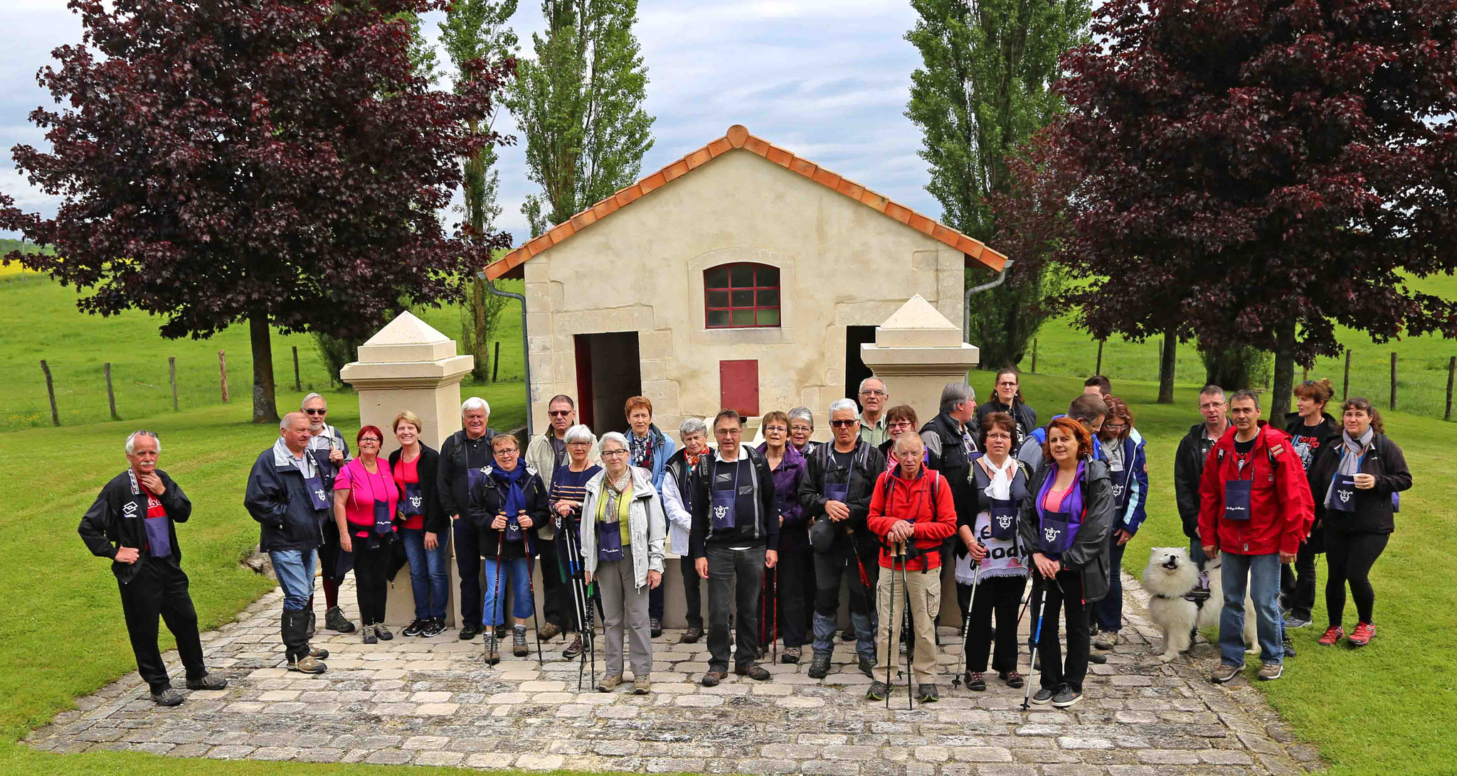 les mêmes devant le Lavoir