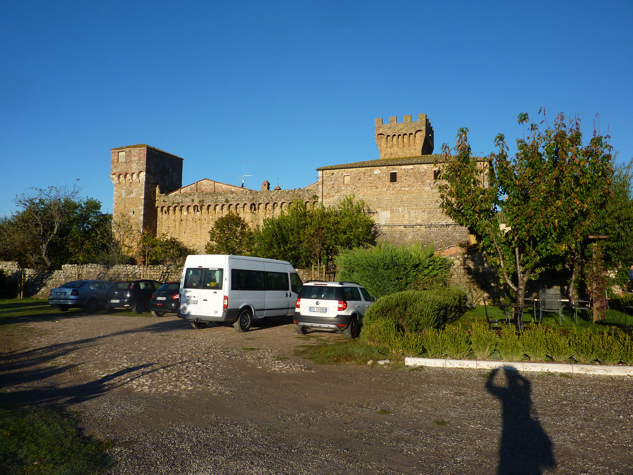 Unser grosser Bus vor dem Castello di Spedaletto