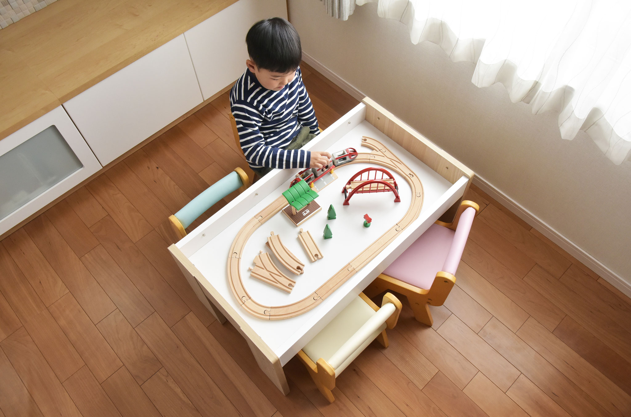 プレイテーブル(幅90cm) - 子ども用家具Kidzoo(キッズー プレイテーブル(幅90cm) - 子ども用家具Kidzoo(キッズー