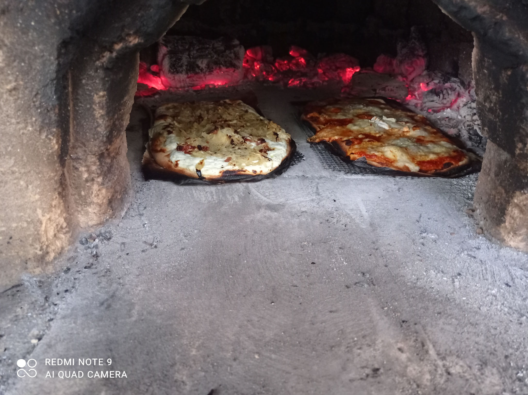 Pizzas dans le four à bois