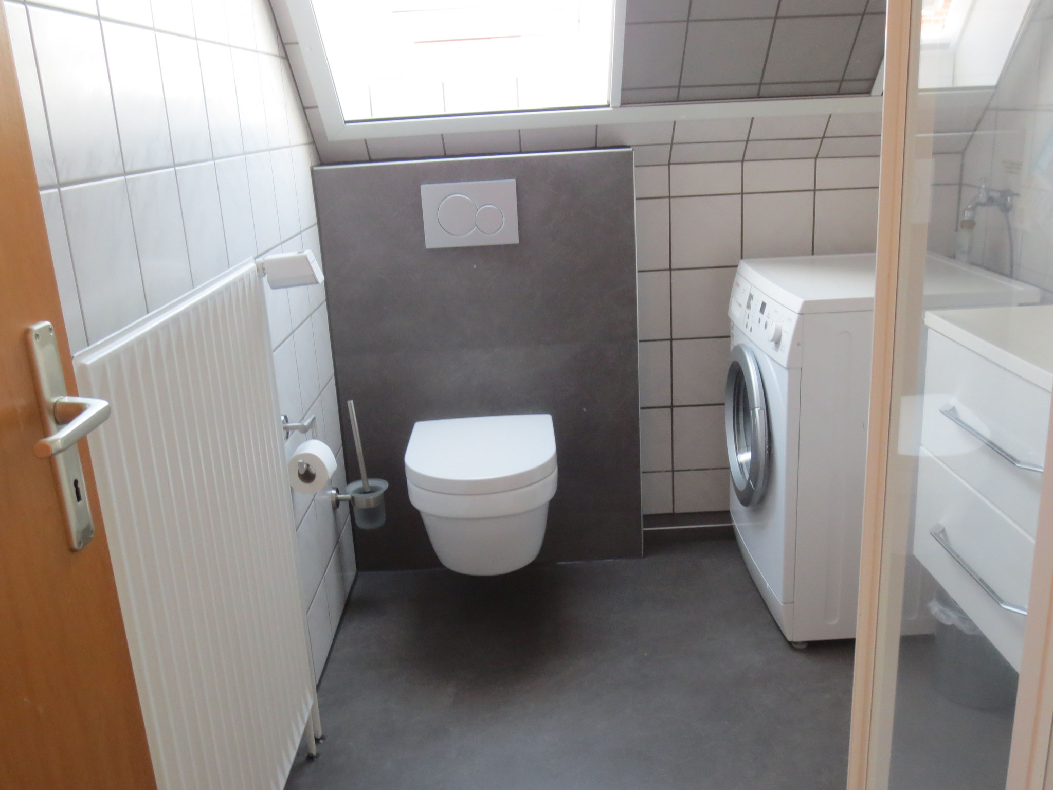 Bad mit Hänge-WC und Vinylboden