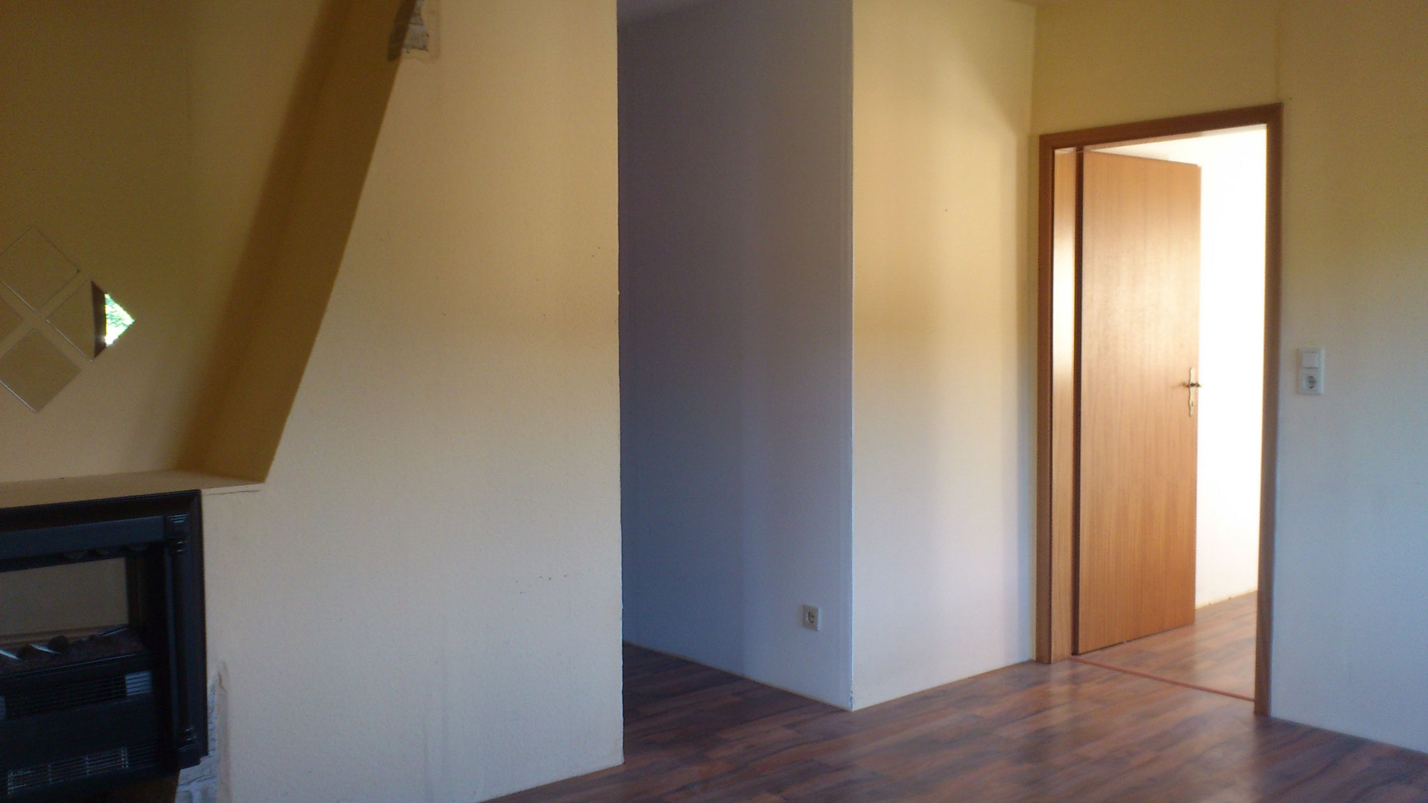 Wohnzimmer mit Blick ins Schlafzimmer