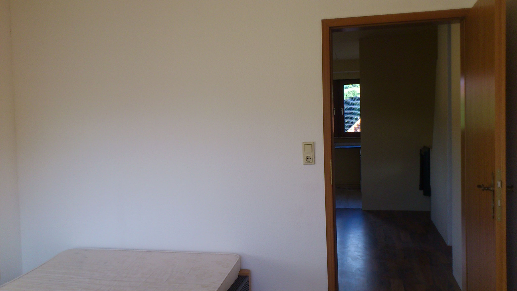 Schlafzimmer mit Blick ins Wohnzimmer