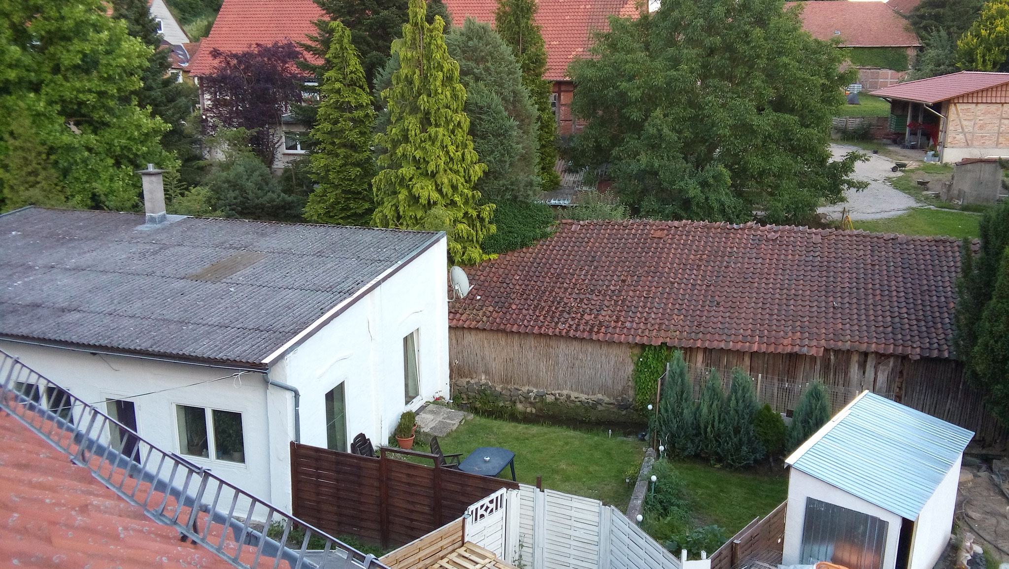 Blick von Oben auf das Gebäude und den Garten