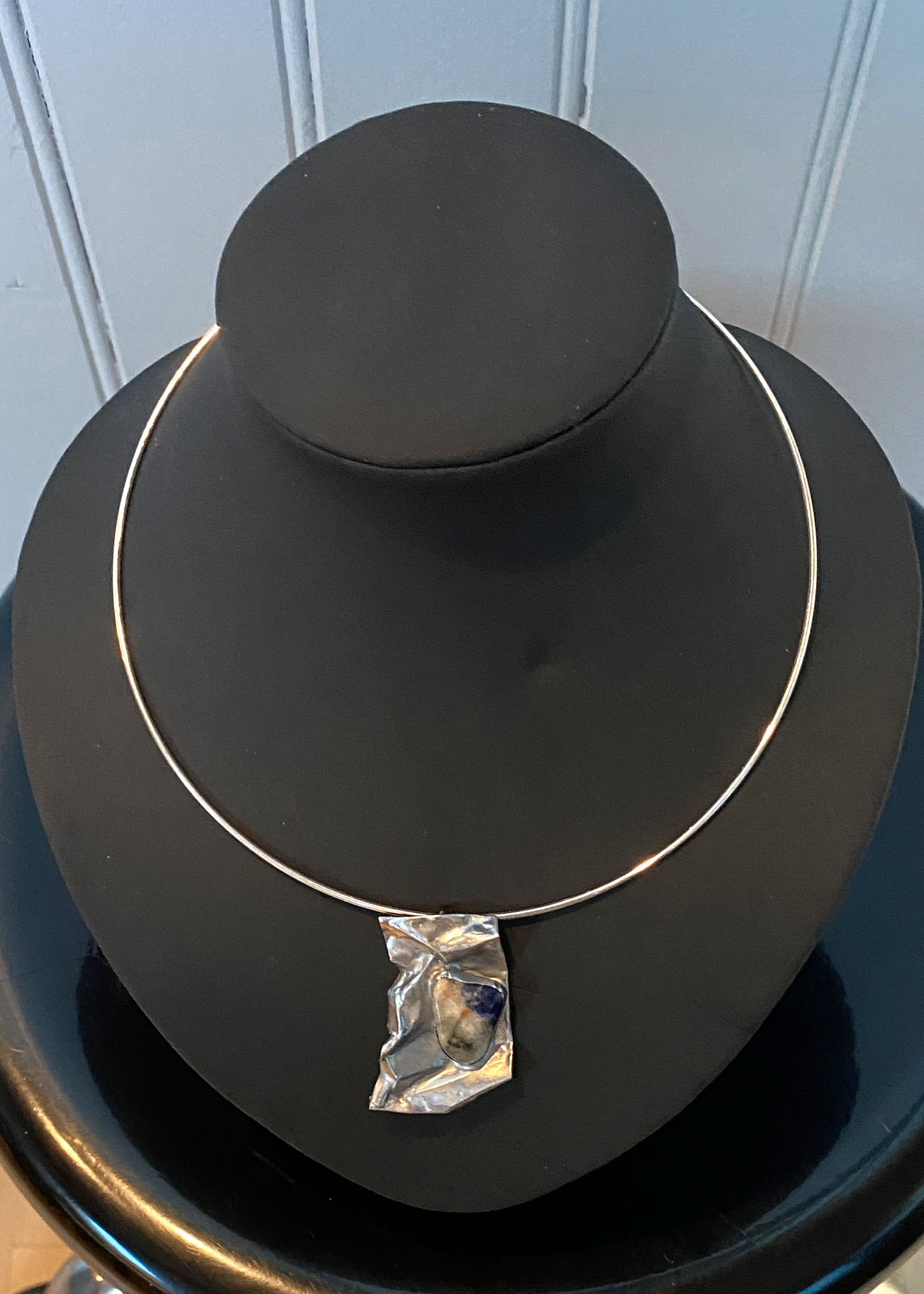 Pendentif feuille cuivre étamée et pierre (5 x 3cm) 23€