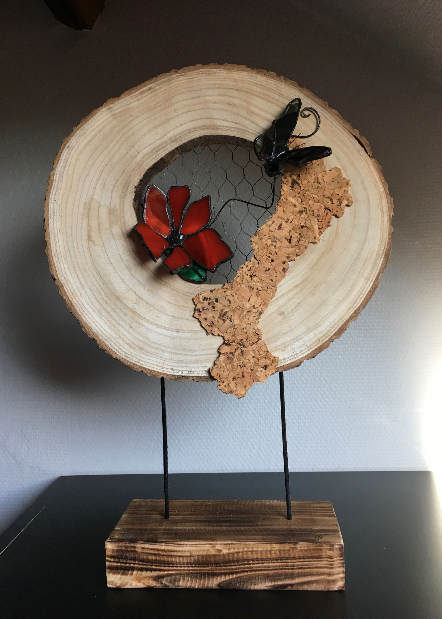 Vitrail Tiffany dans rondin de bois