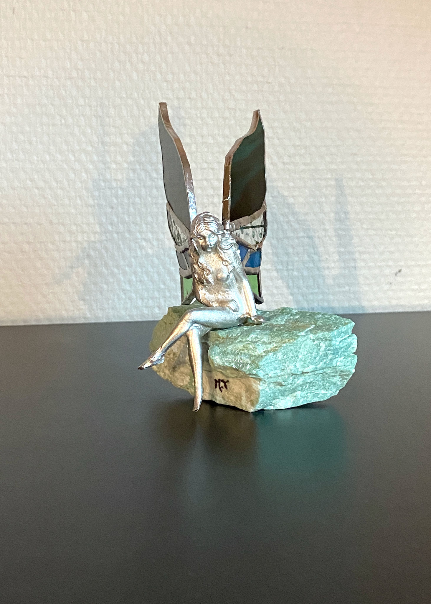 Elfe étain ailes en vitrail Tiffany sur pierre (Fushite) ( Ht 12 L 9 P 9cm) 60€