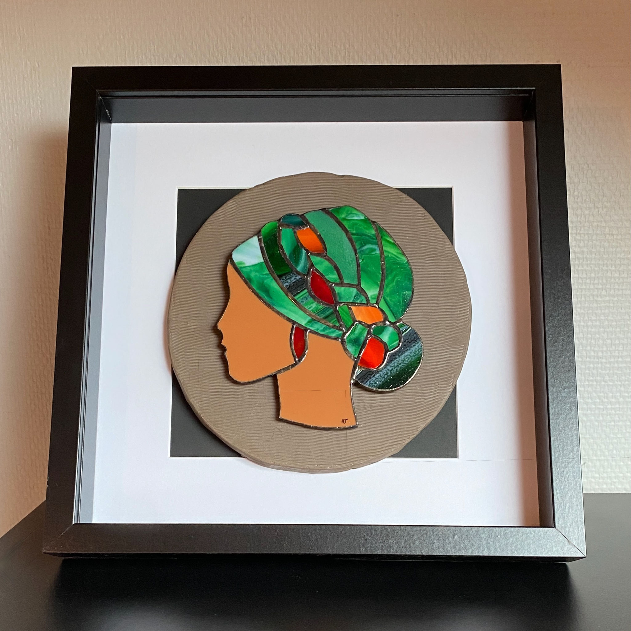 Cadre tête femme vitrail Tiffany sur rond en céramique posé (32x32cm) 65€