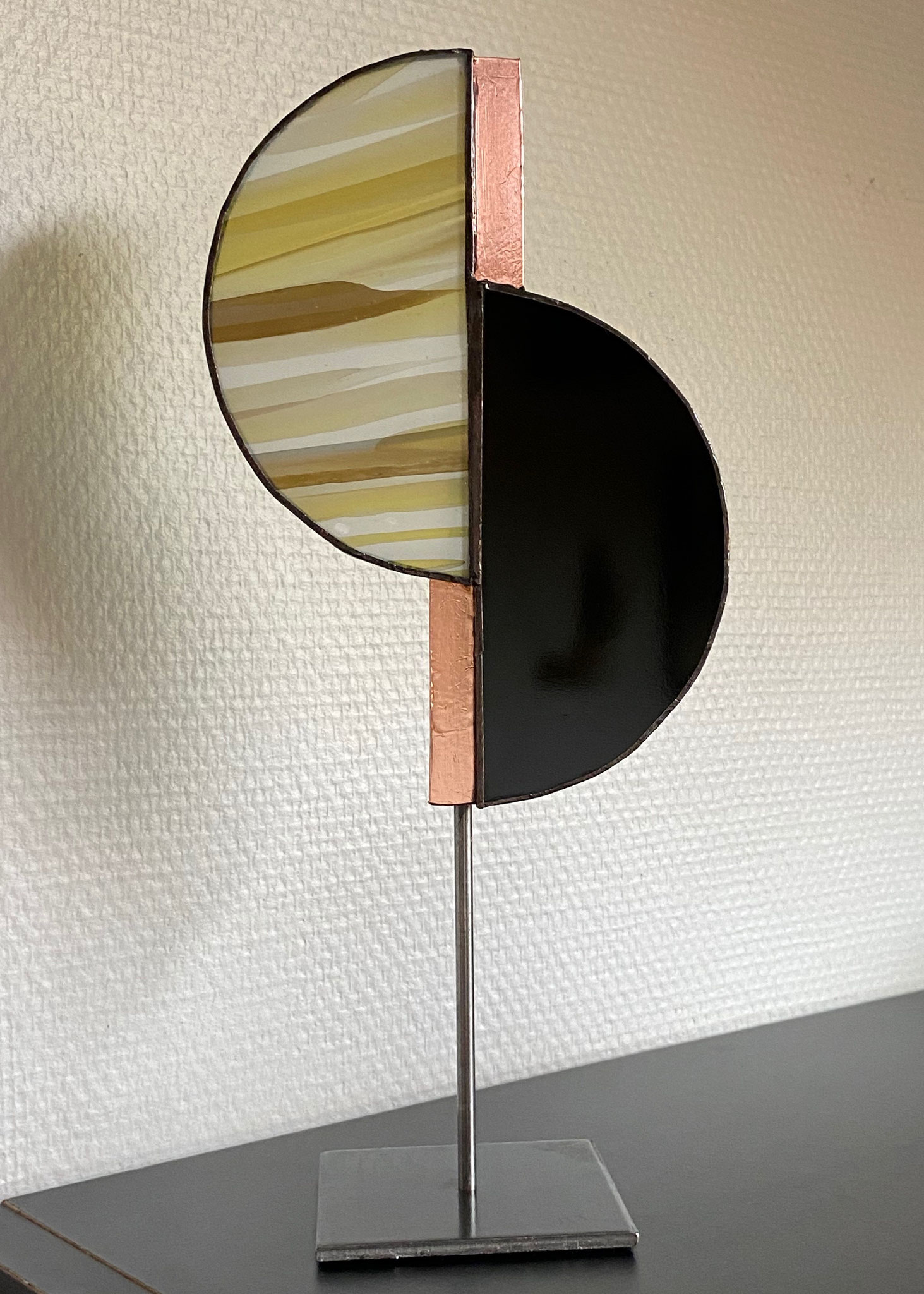 Vitrail Tiffany ronds et cuivre  pied métal (Ht totale 30 Ht vitrail 20 L 14 cm) 55€