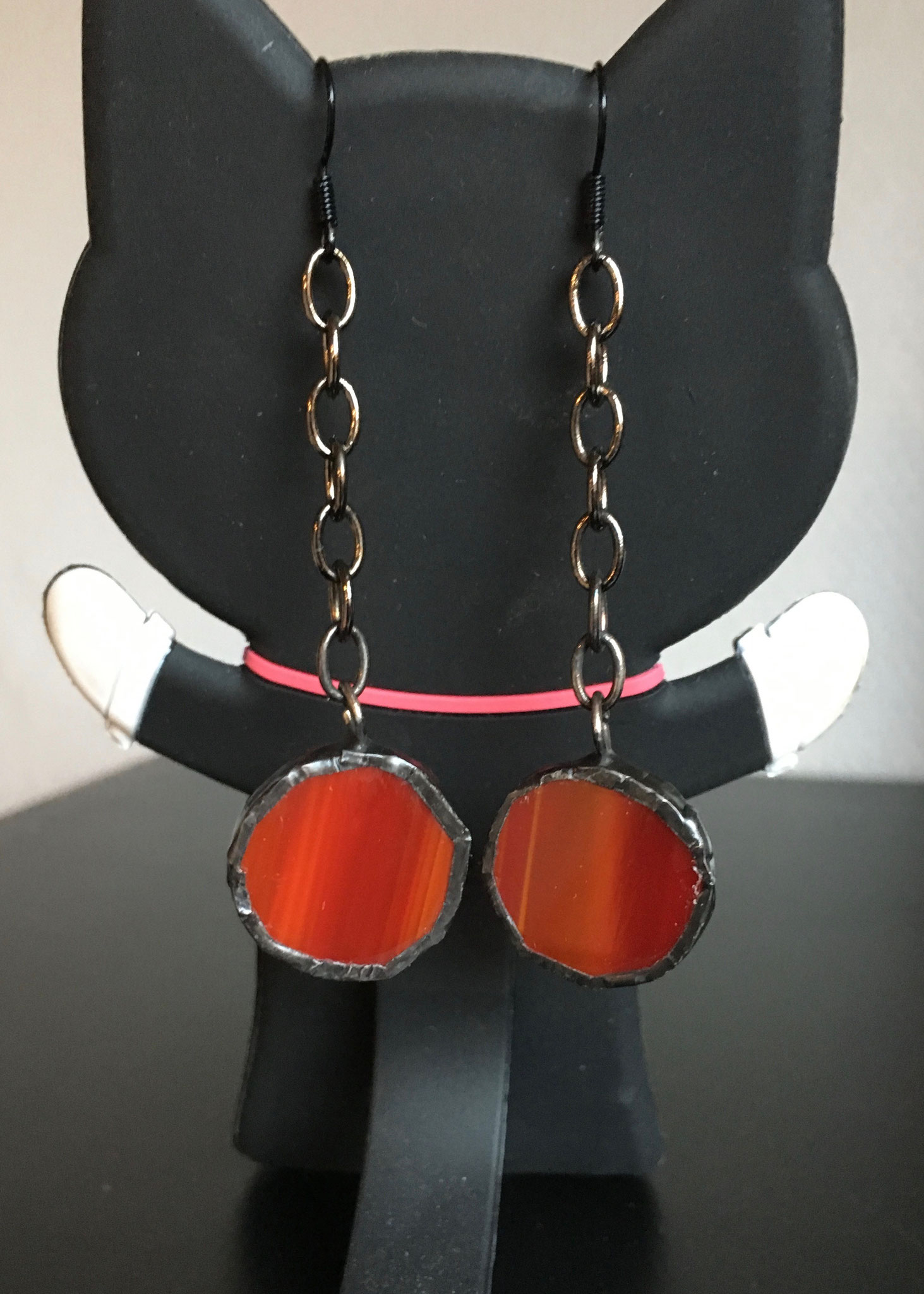 Boucles d'oreilles Tiffany rouges sur chaîne (6 x 2 cm) 9€     Ref: BO18
