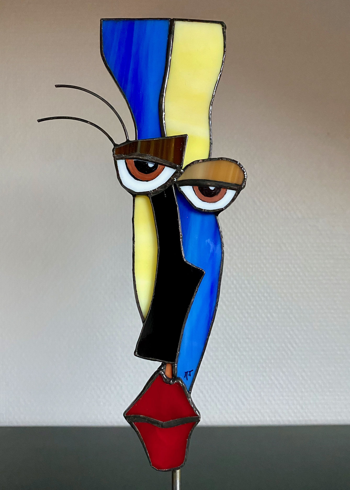 Vitrail Tiffany tête jaune/bleue pied métal Détail