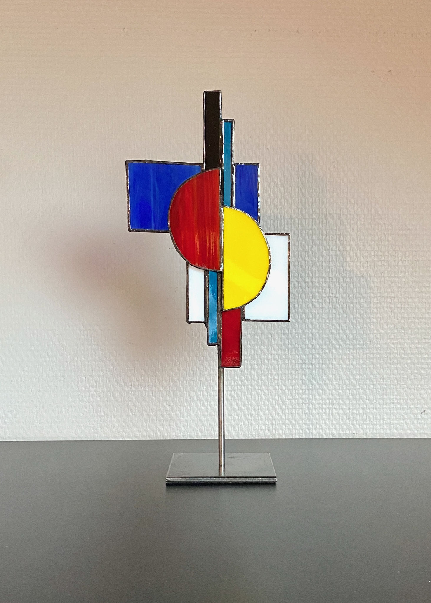 Vitrail Tiffany style Mondrian sur pied métal (Ht totale 28,5 Ht vitrail 20 L 12cm) 55€