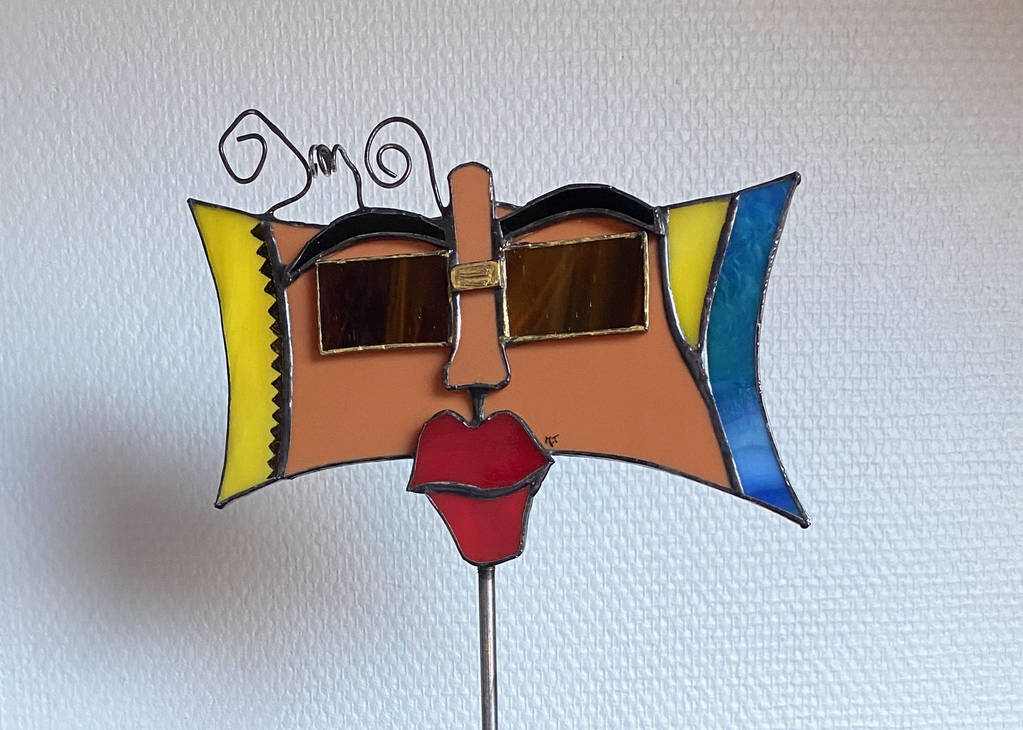 Vitrail Tiffany tête lunettes pied métal Détail