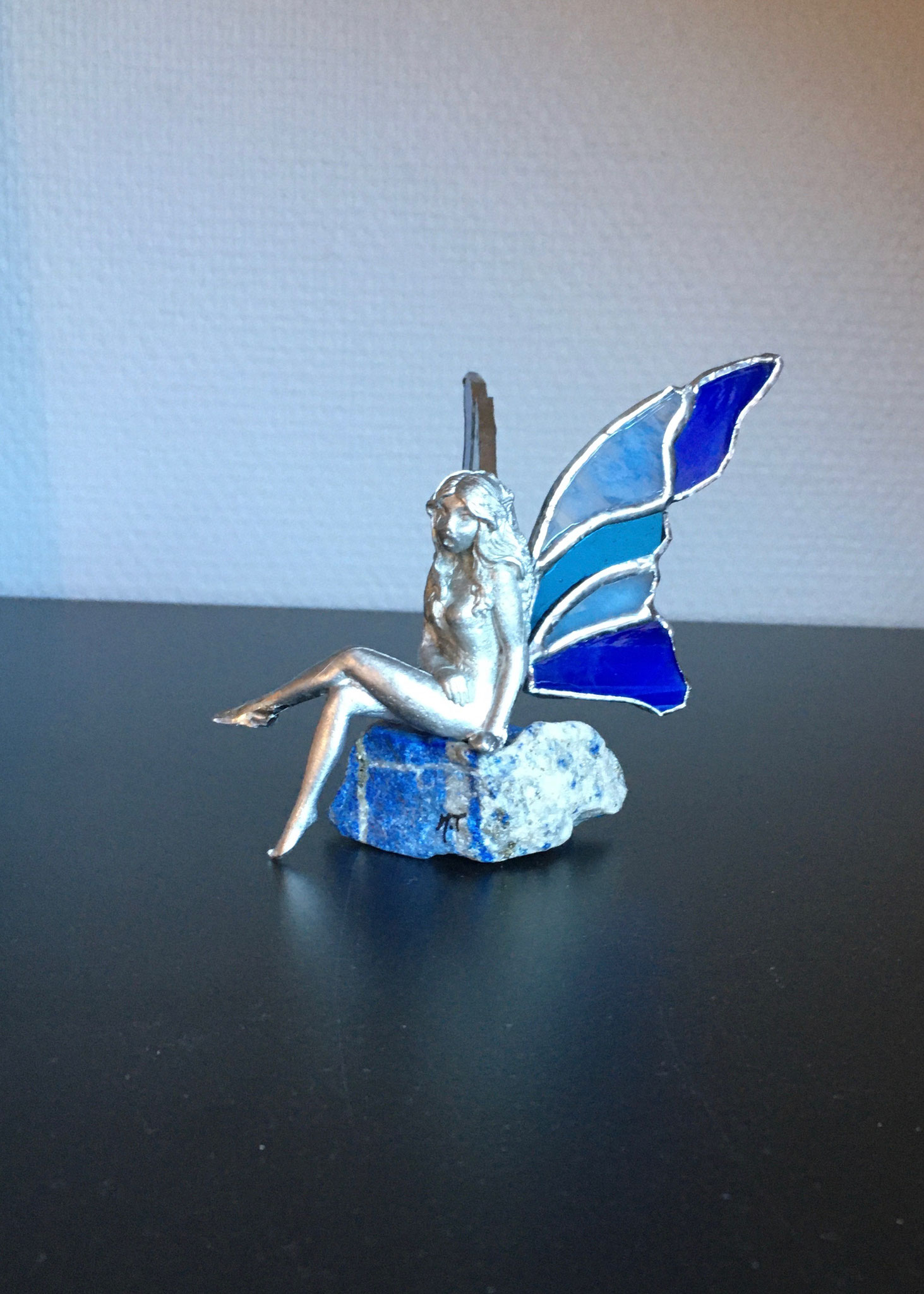 Elfe en étain ailes en Tiffany posé sur Lapis Lazuli