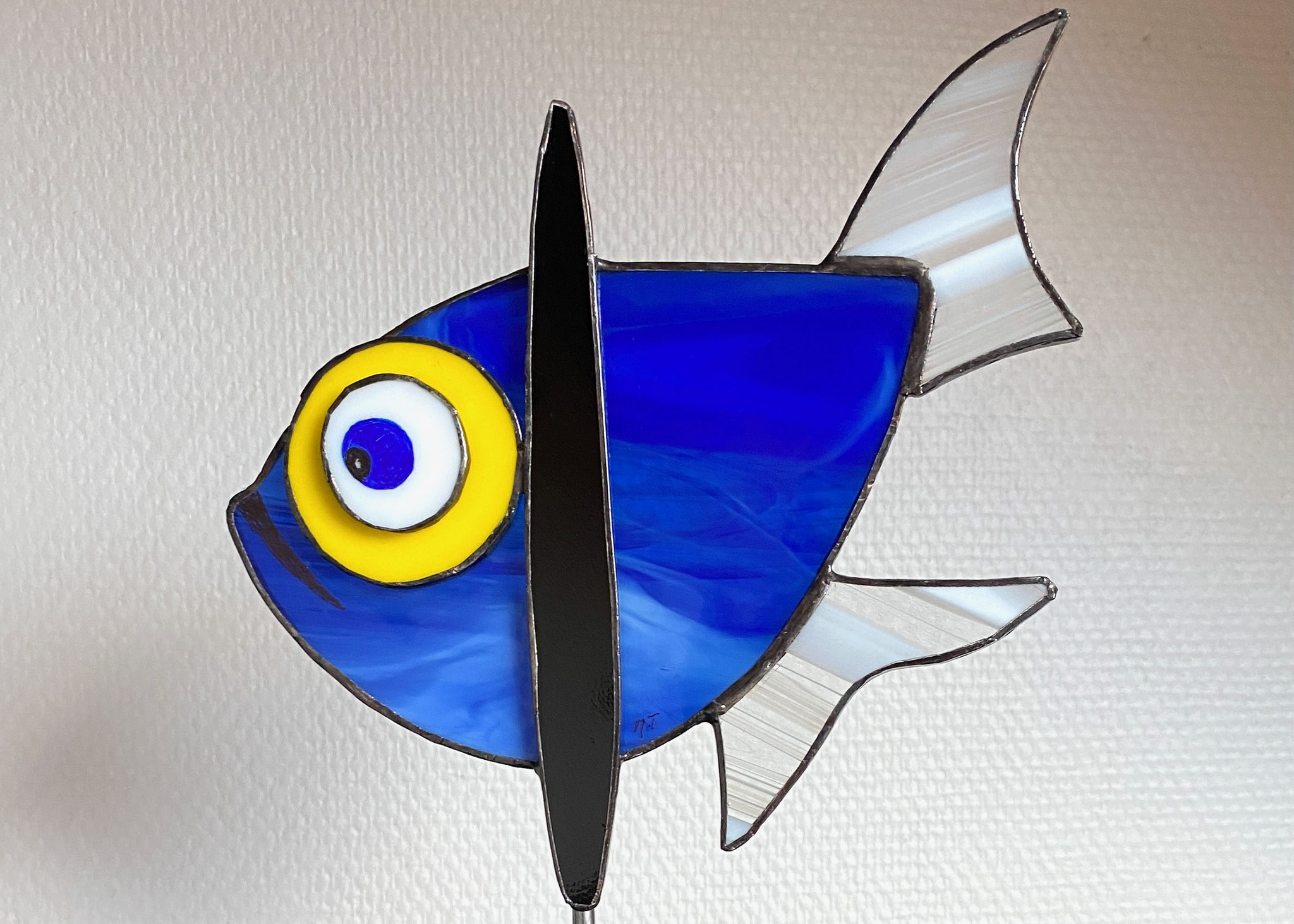 Vitrail Tiffany poisson bleu sur socle métal Détail
