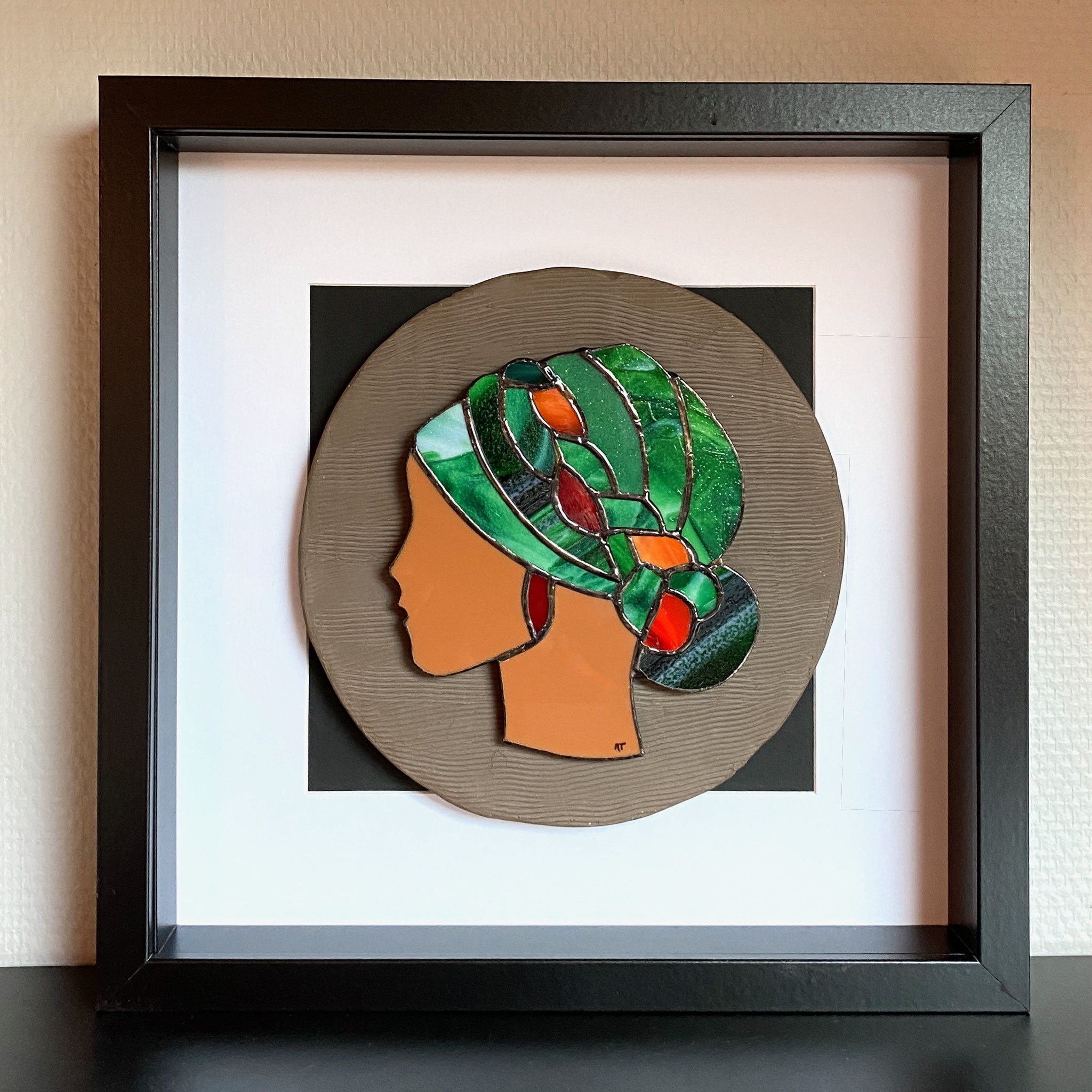 Tableau femme en Tiffany sur plaque céramique