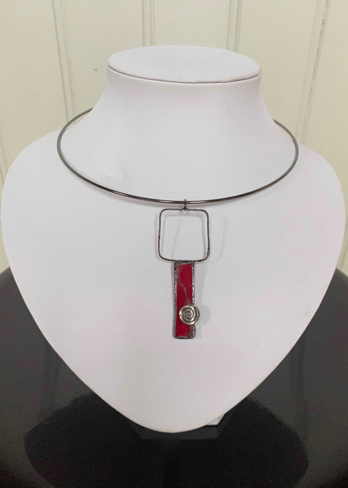 Pendentif Tiffany rouge et fil (6,5 x 2,5 cm) 20€   