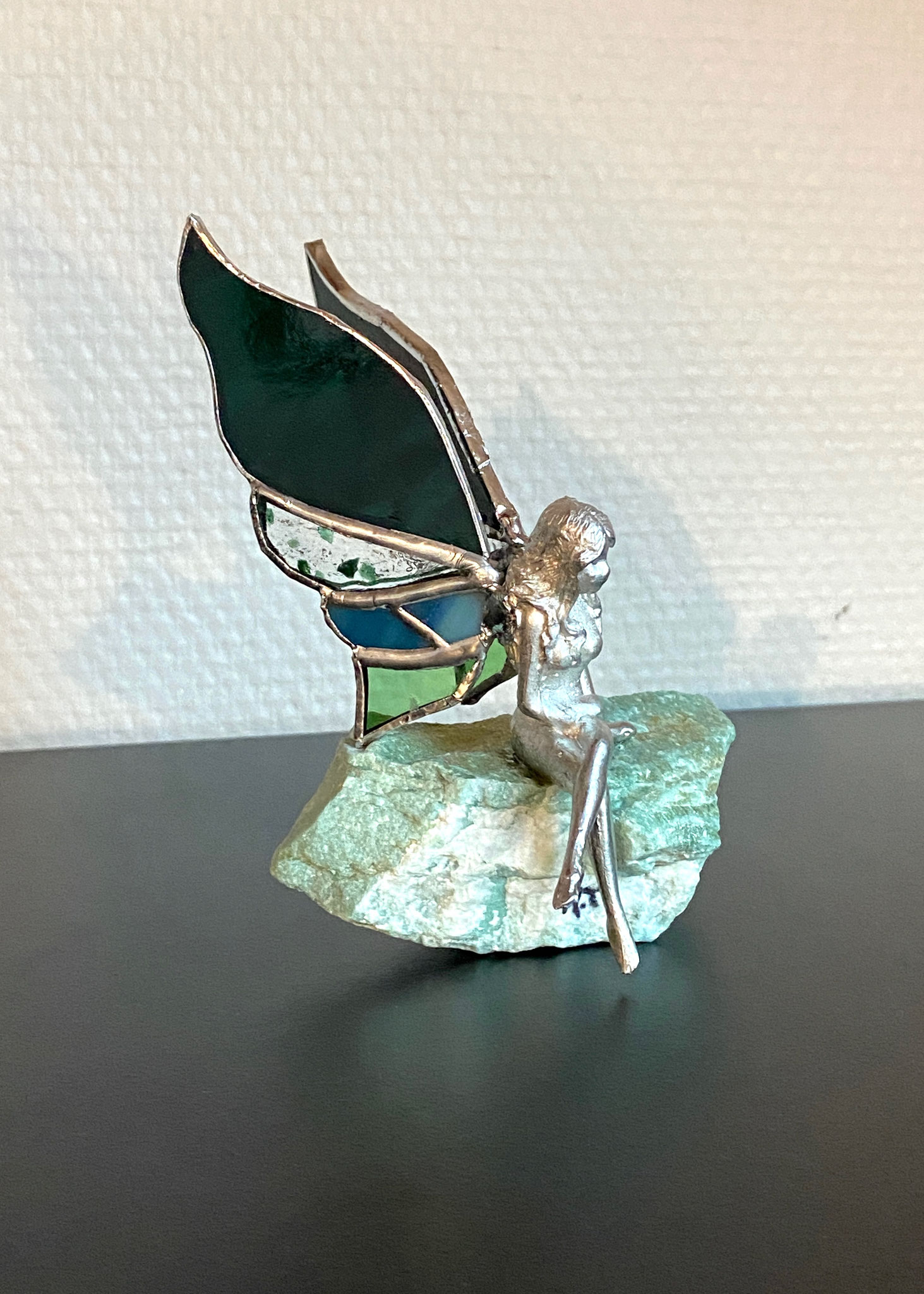 Elfe étain ailes en vitrail Tiffany sur pierre (Fushite) Vue gauche