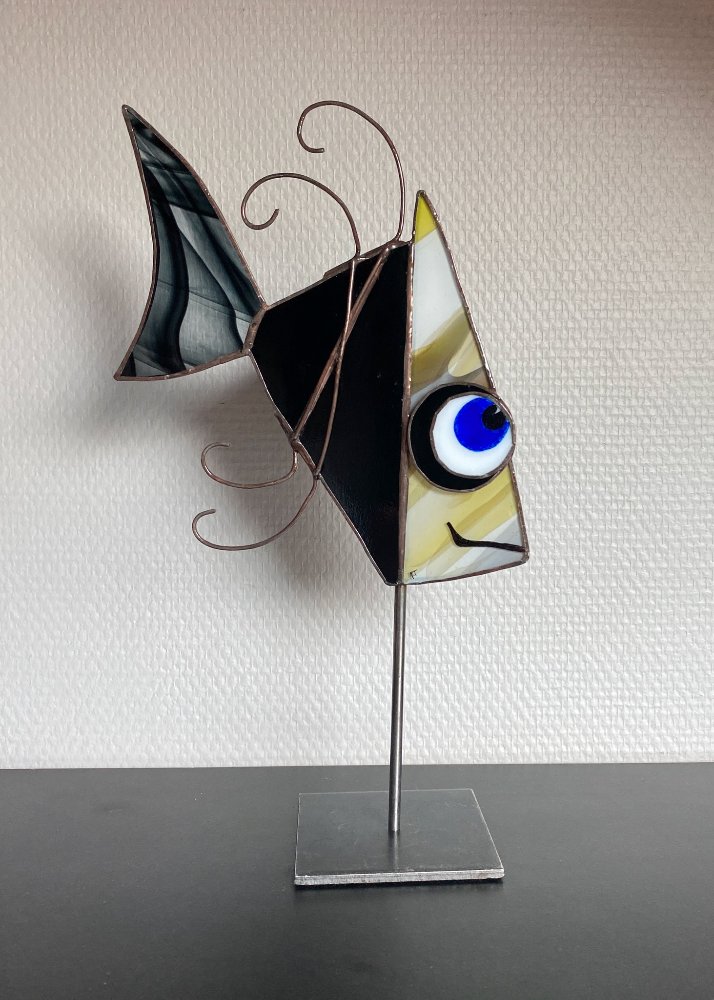 Vitrail Tiffany poisson jaune/noir pied métal (Ht totale 30 Ht vitrail 20 L 17 cm) 55€