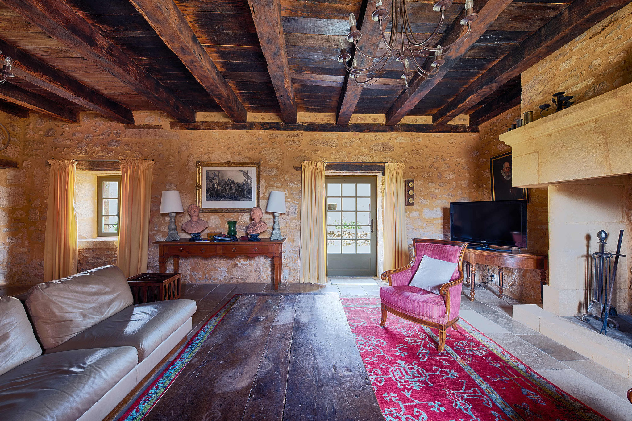 Le salon et sa cheminée monumentale