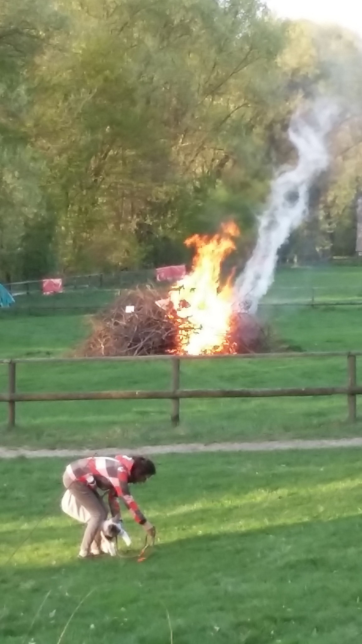 Endlich brennt das Osterfeuer