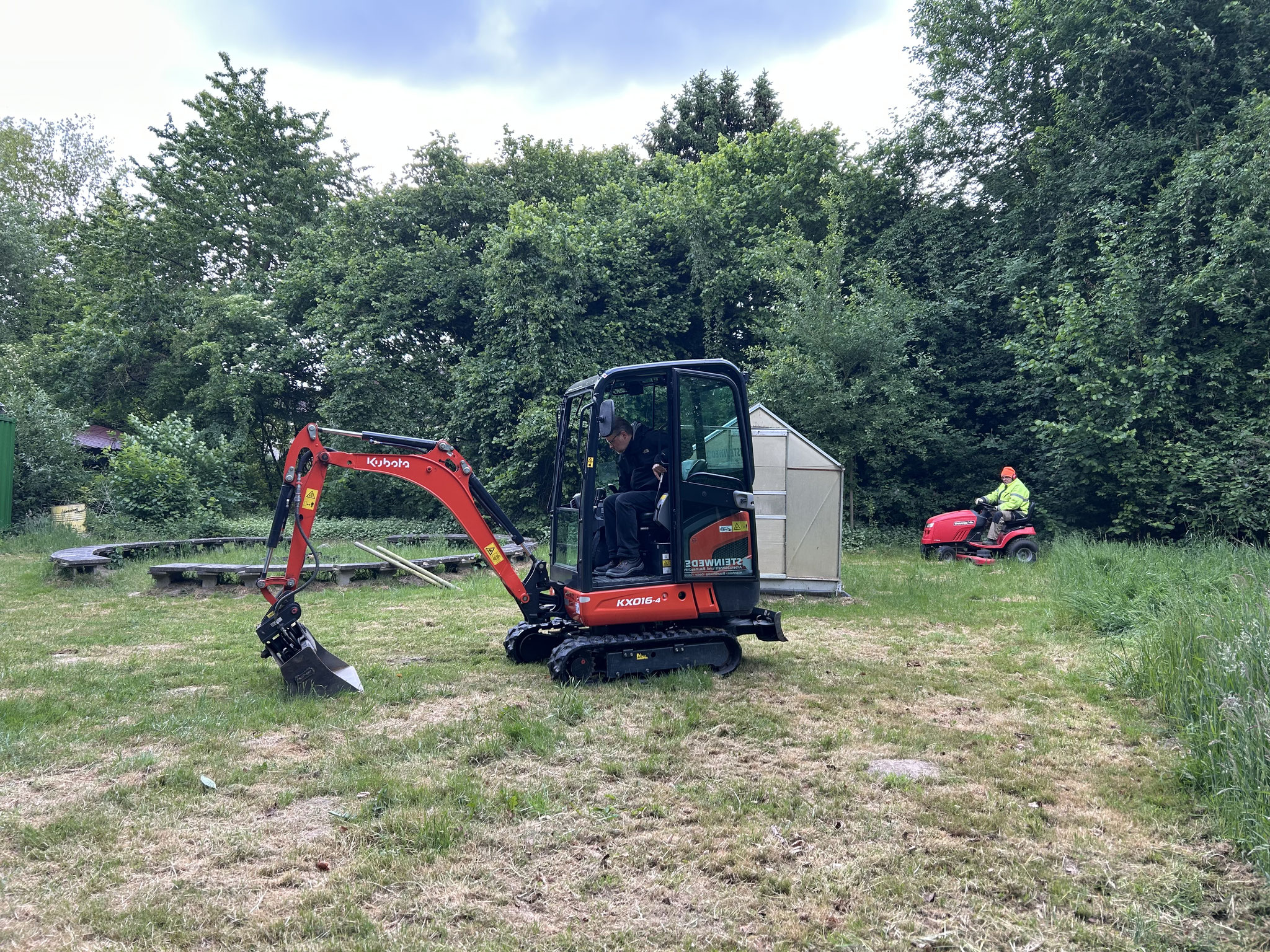 Andrzej und Günter beginnen mit der Bearbeitung des zukünftigen Schaugartens