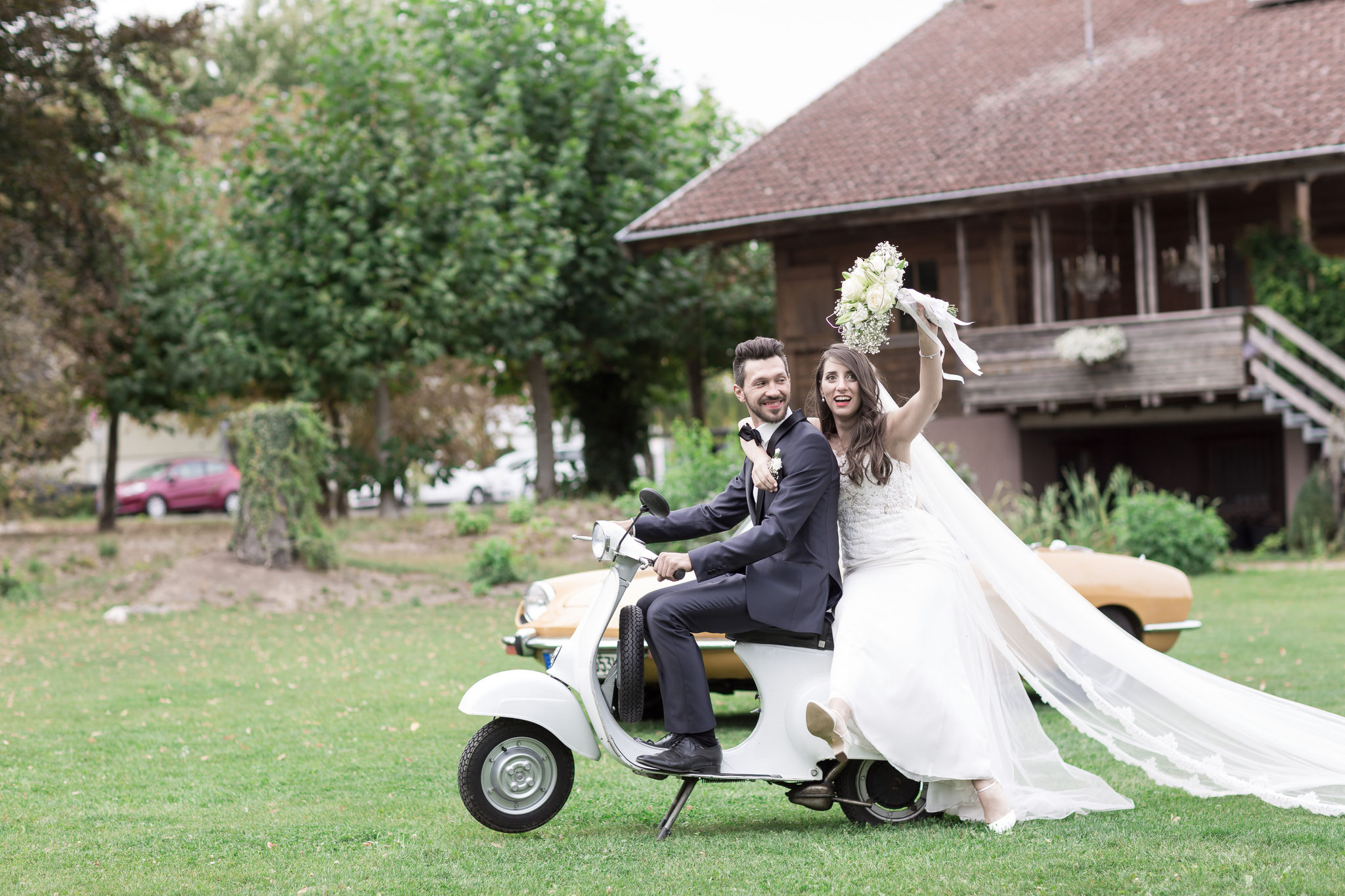 Brautpaar-Shooting mit einem Retro Roller