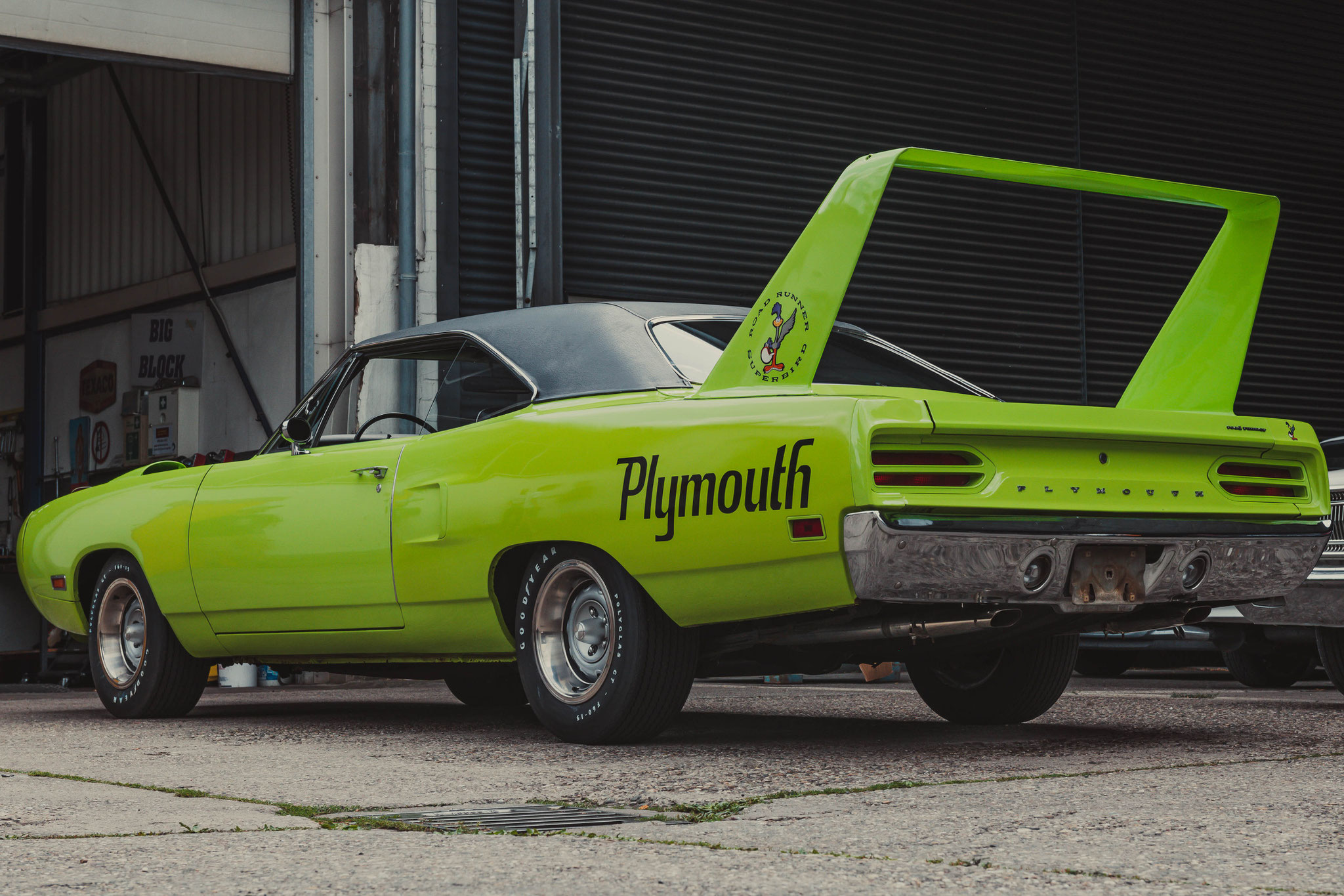 Plymouth Superbird vor der Werkstatt PEP Cars e. V. in Frankfurt