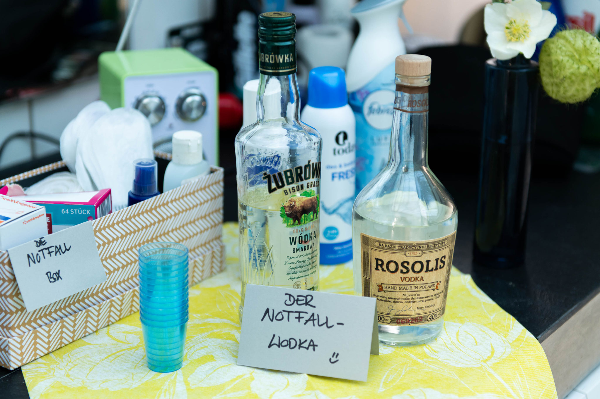 Die Notfall box und Notfall Vodka für die Hochzeitsnacht