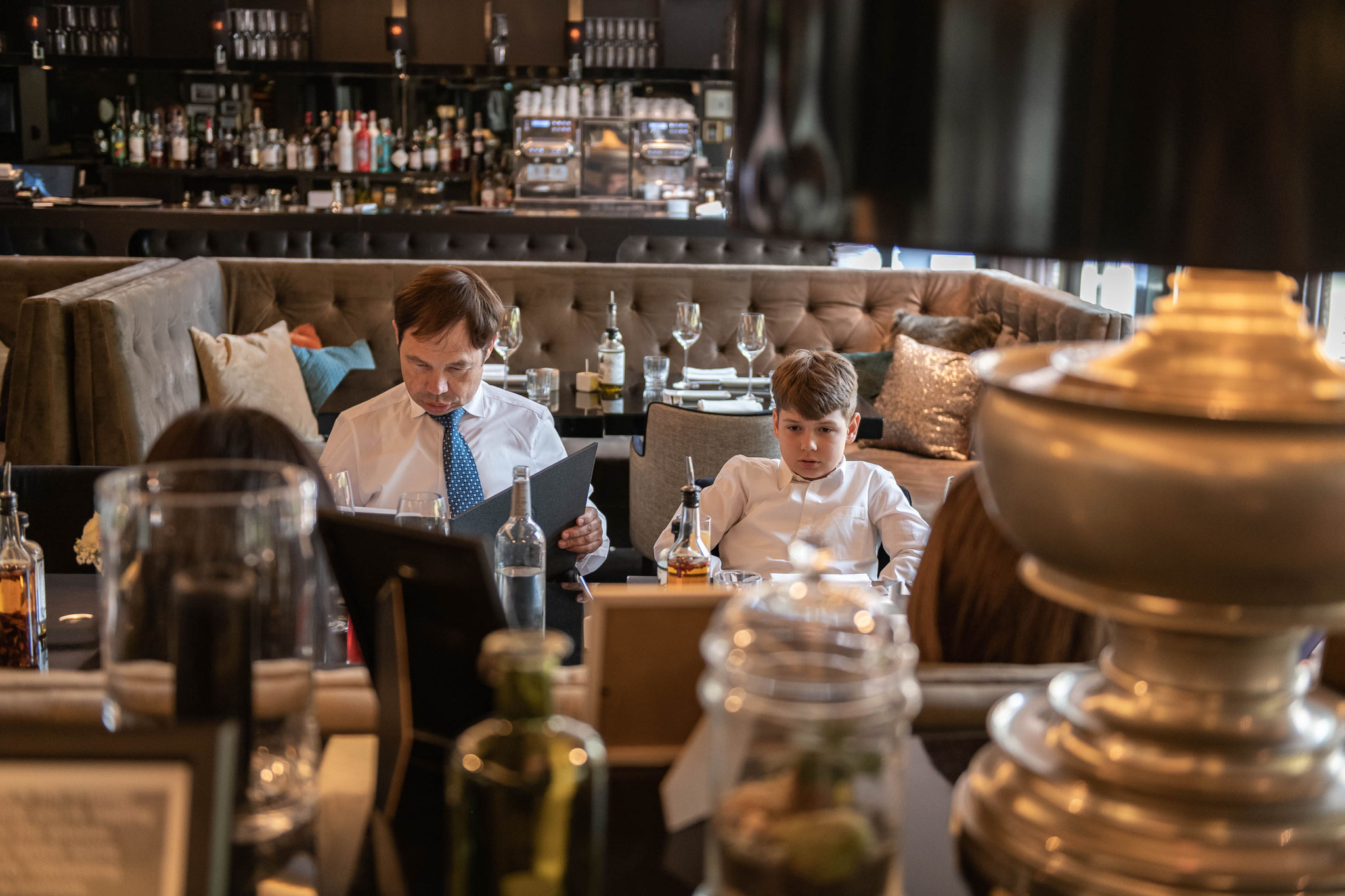 Vater und Bruder der Braut beim Auswahl des Essens im Roomers Hotel