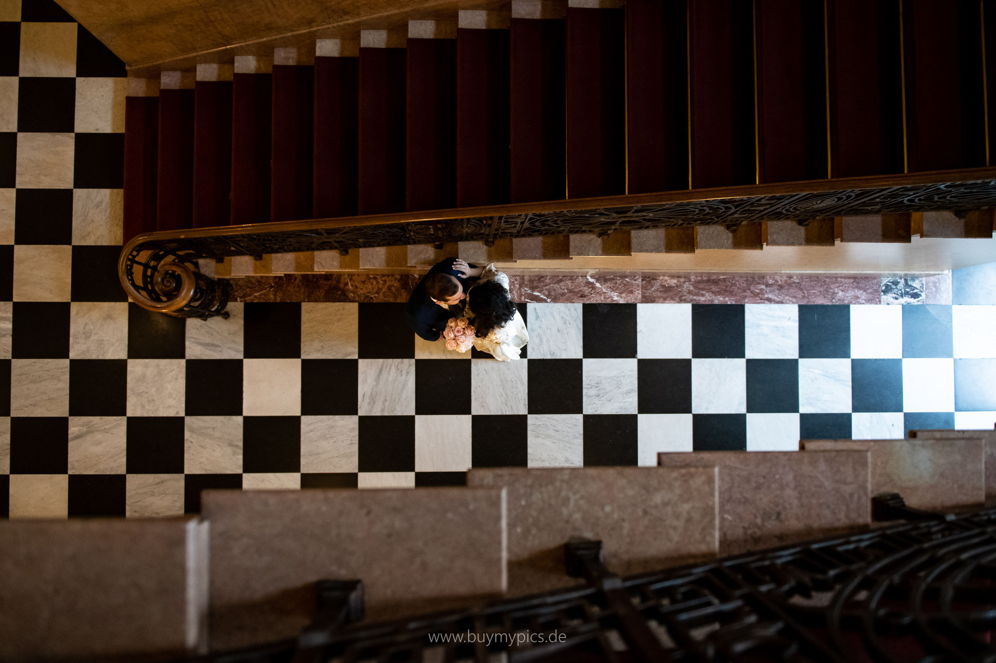 Moderne und kreative Hochzeitsfotos vom Brautpaar im Casino Wiesbaden