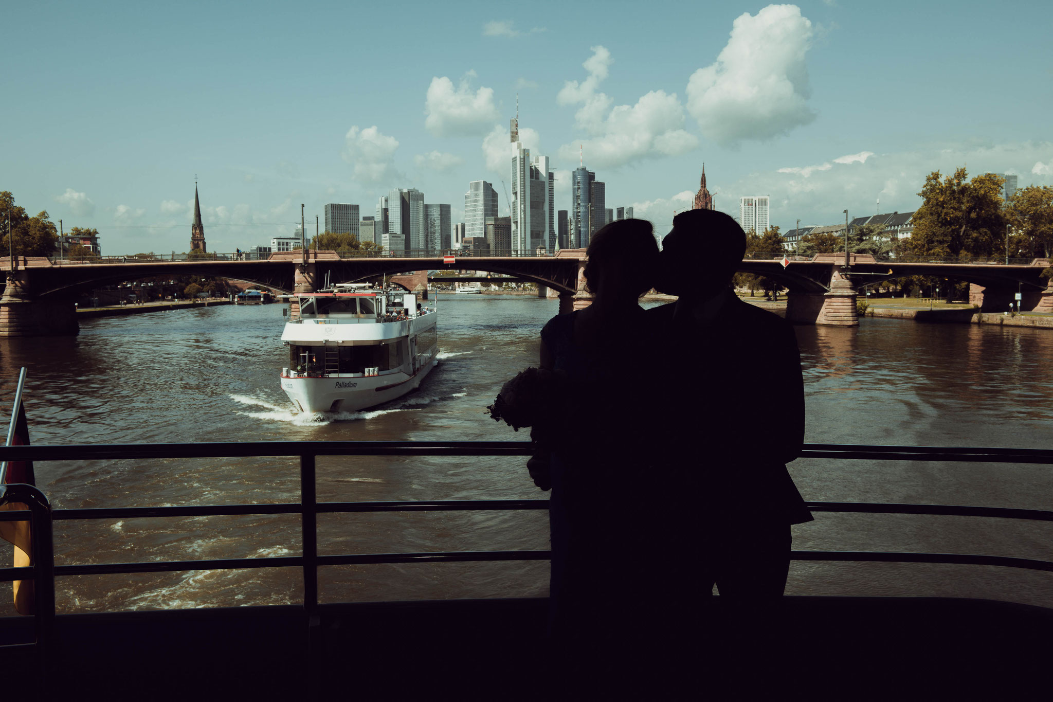 Brautpaar beim Küssen mit Blick auf die Metropole Frankfurt