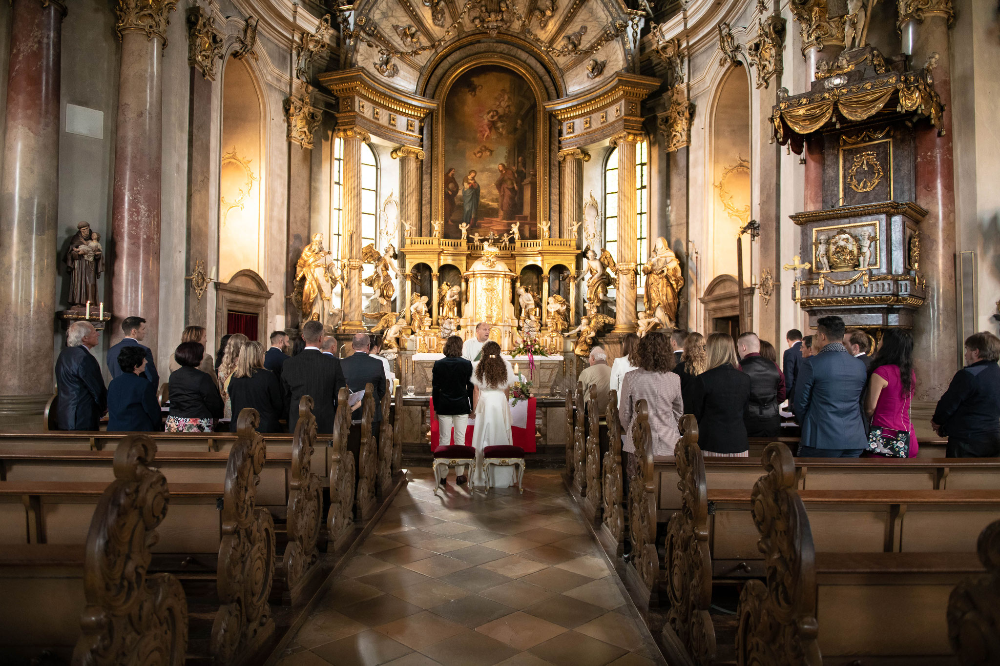 Hochzeitsfotograf für professionelle Fotos bei der Trauung in der Kirche