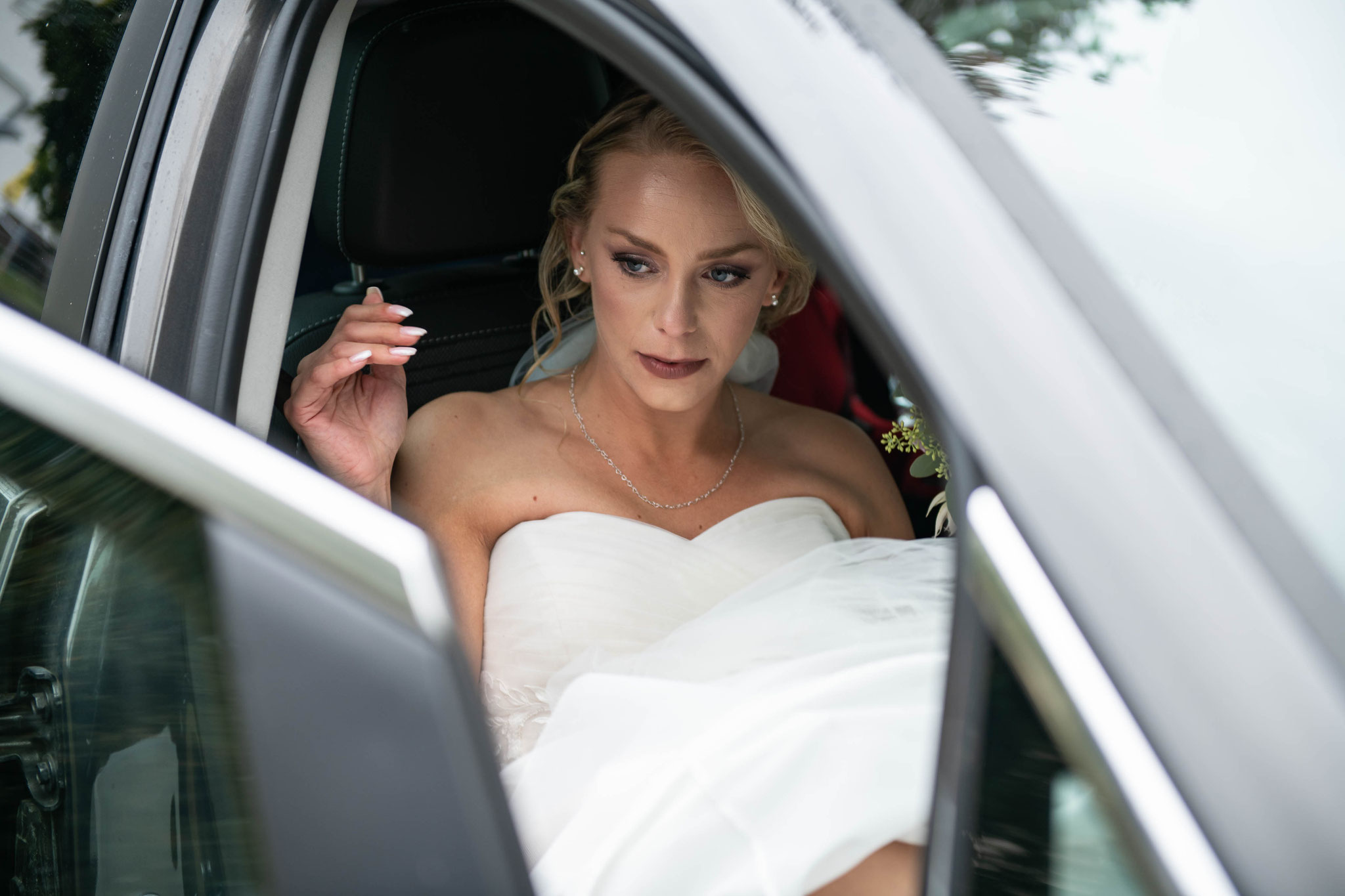 Braut kommt im Auto an