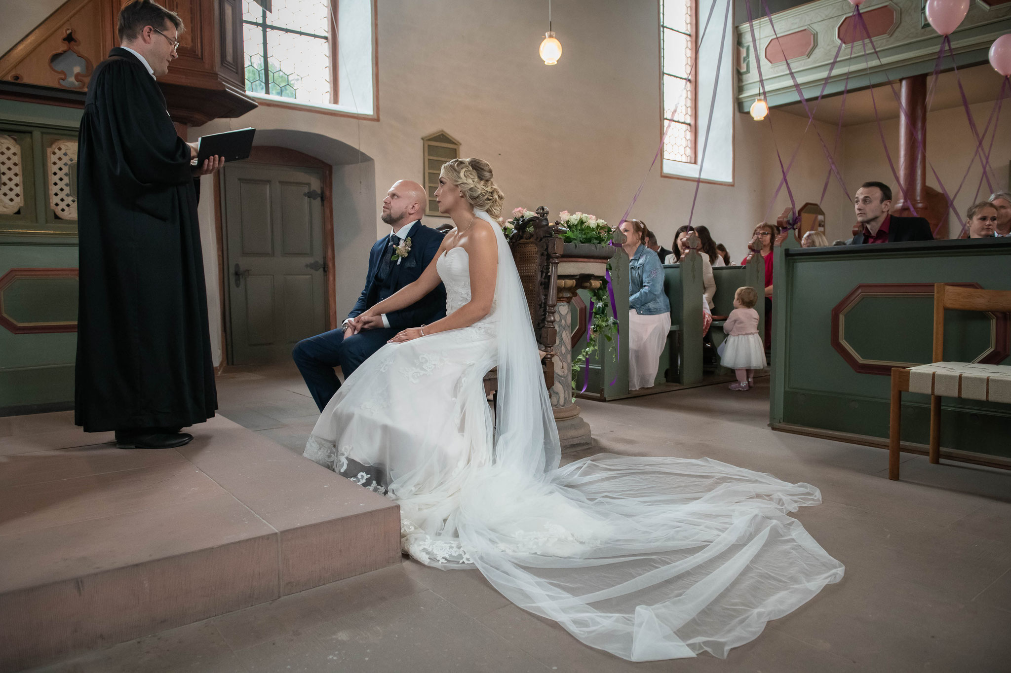 Brautpaar während der Trauung in der evangelischen Kirche