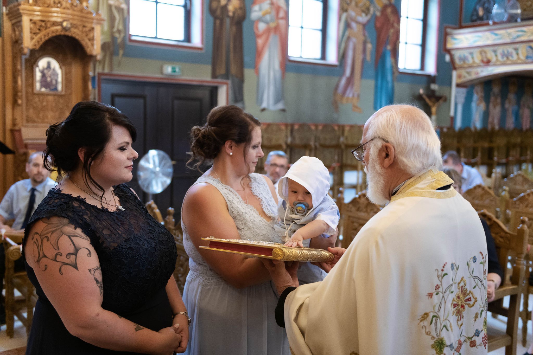 Fotografische Begleitung während der orthodoxen Taufe in der griechischen Kirche in Wiesbaden