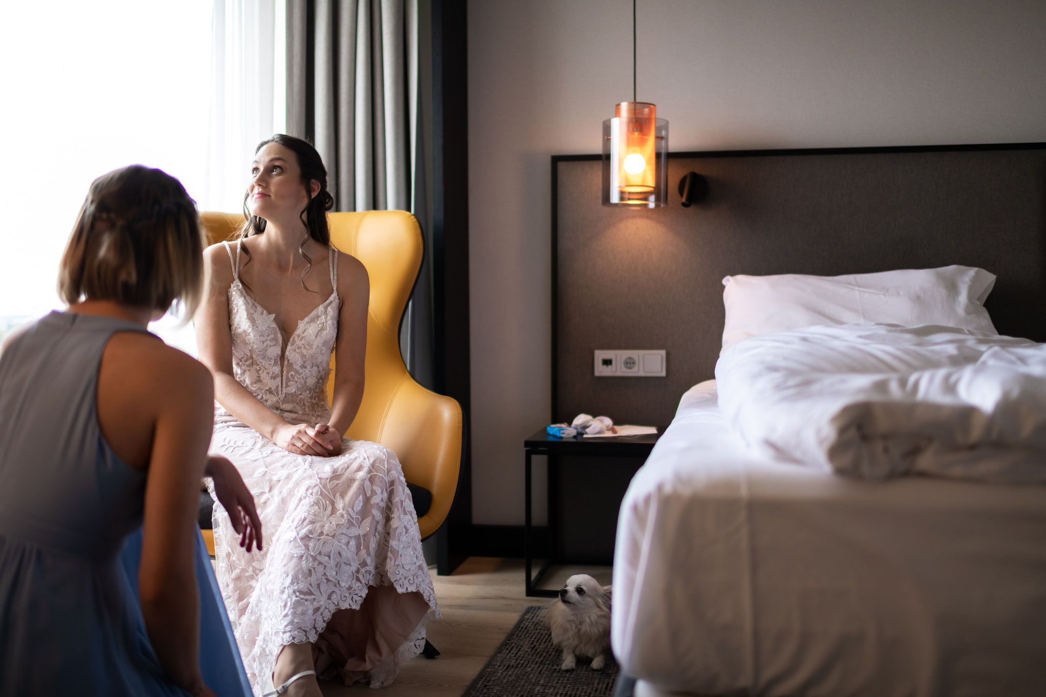 Professionelle Fotos bei den Vorbereitungen der Braut im Hotel Crown Plaza in Neuss