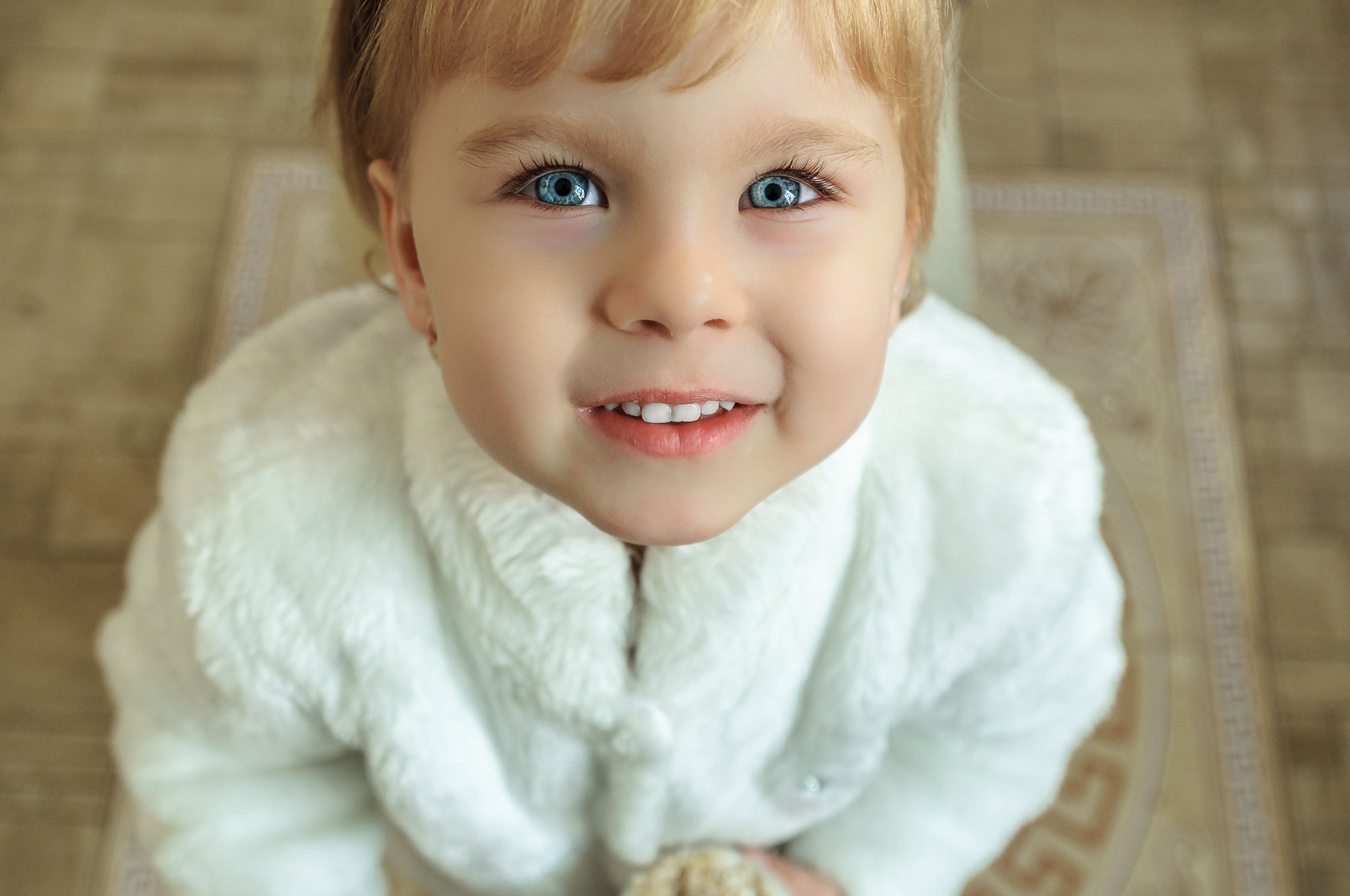 Kinderportrait eines neugierigen Mädchens