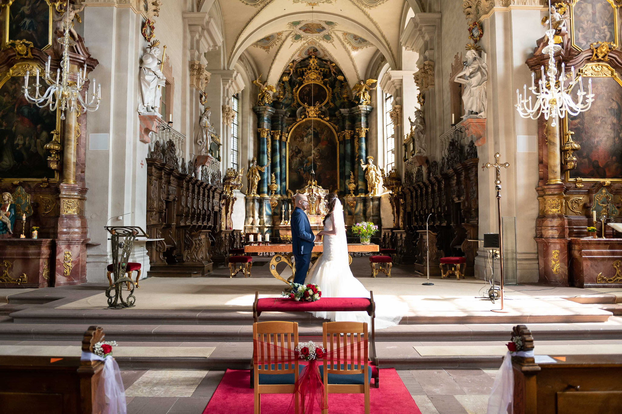 Authentische Aufnahmen Fotos und Videos mit dem Brautpaar in der St. Cyriak und Perpetua Kirche in Freiburg