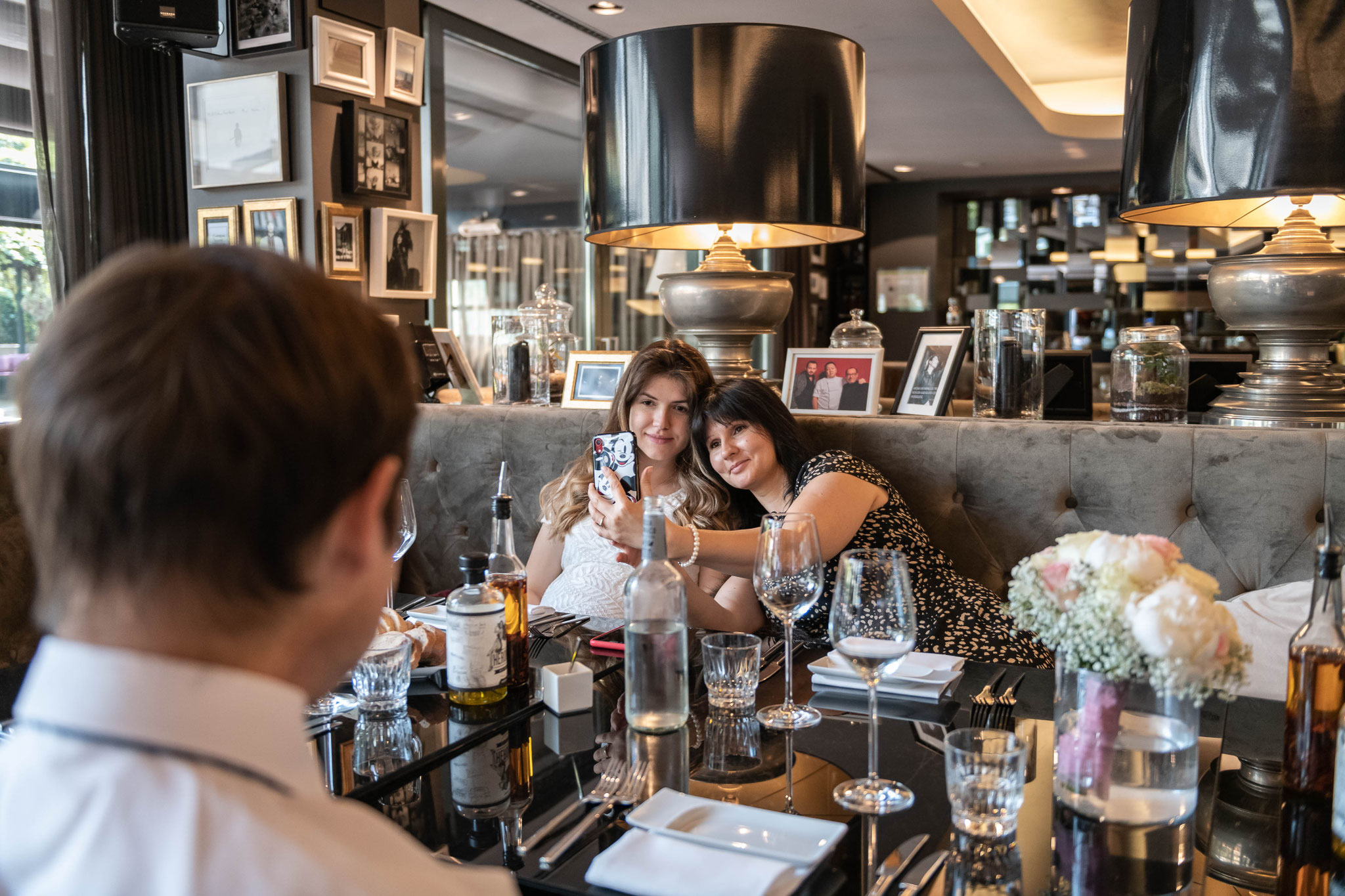 Mutter macht Selfie mit der Braut im Roomers Hotel Frankfurt
