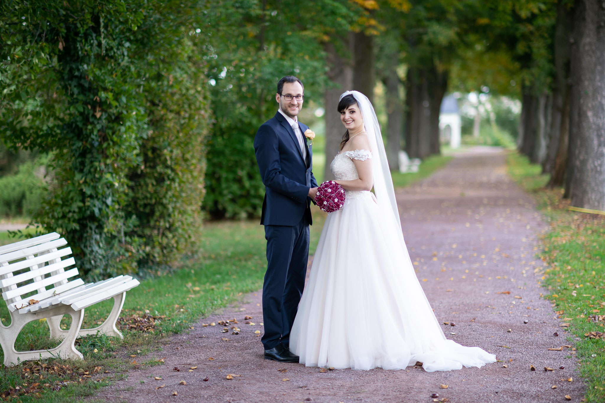 Brautpaarshooting mit Hochzeitsfotograf und Videograf im Garten von Schloss Braunshardt in Weiterstadt