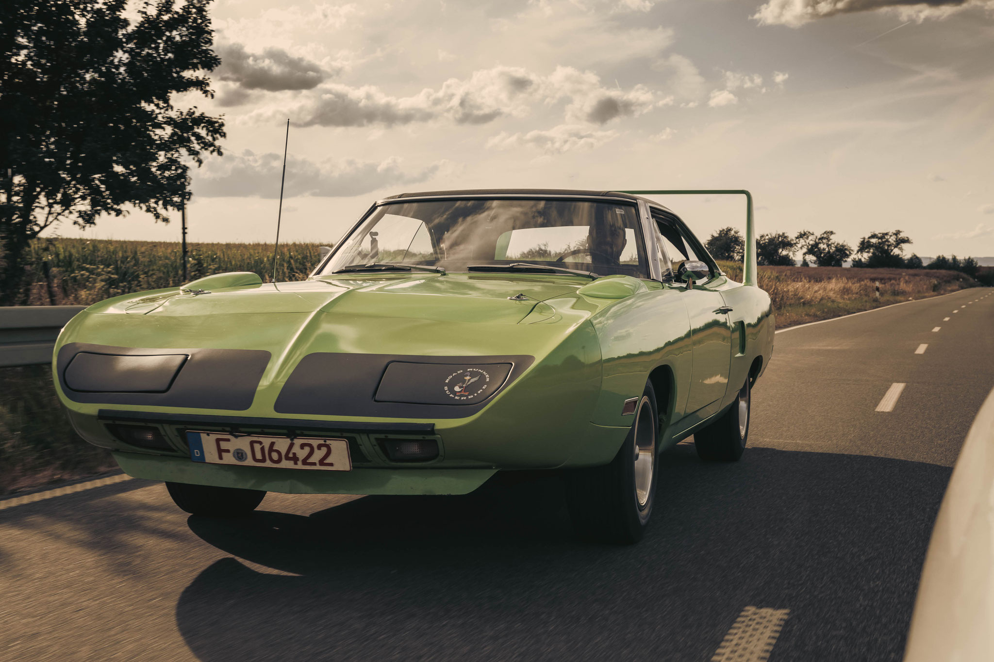 Plymouth Superbird bei freier Fahrt - American Cars auf Deutschlands Straßen