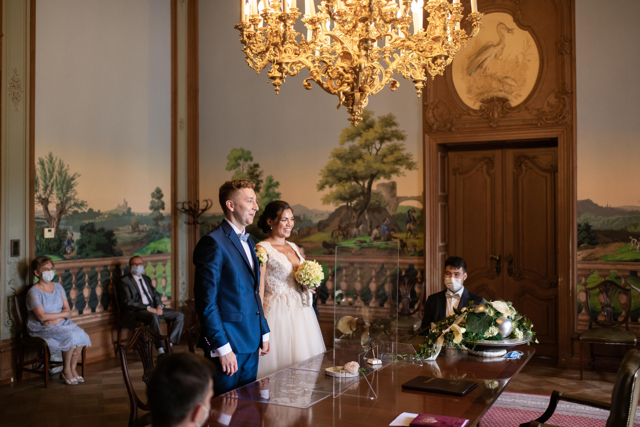 Hochzeitsfotograf und Kamerateam für standesamtliche Begleitung im Schloss Philippsruhe in Hanau