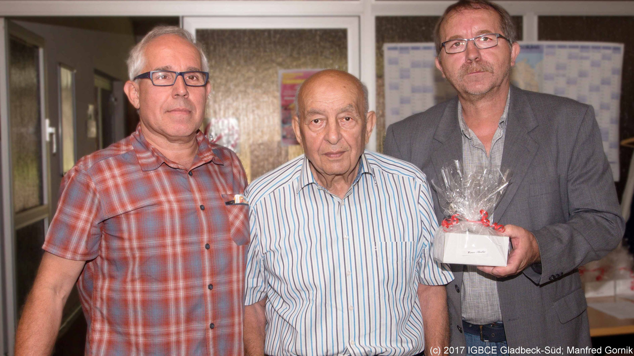 Von links : Wolfgang Sobottka; Werner Skrabar ( 75 Jahre), Joachim Praetsch (1 Vorsitzender Ortsgruppe Gladbeck-Süd)
