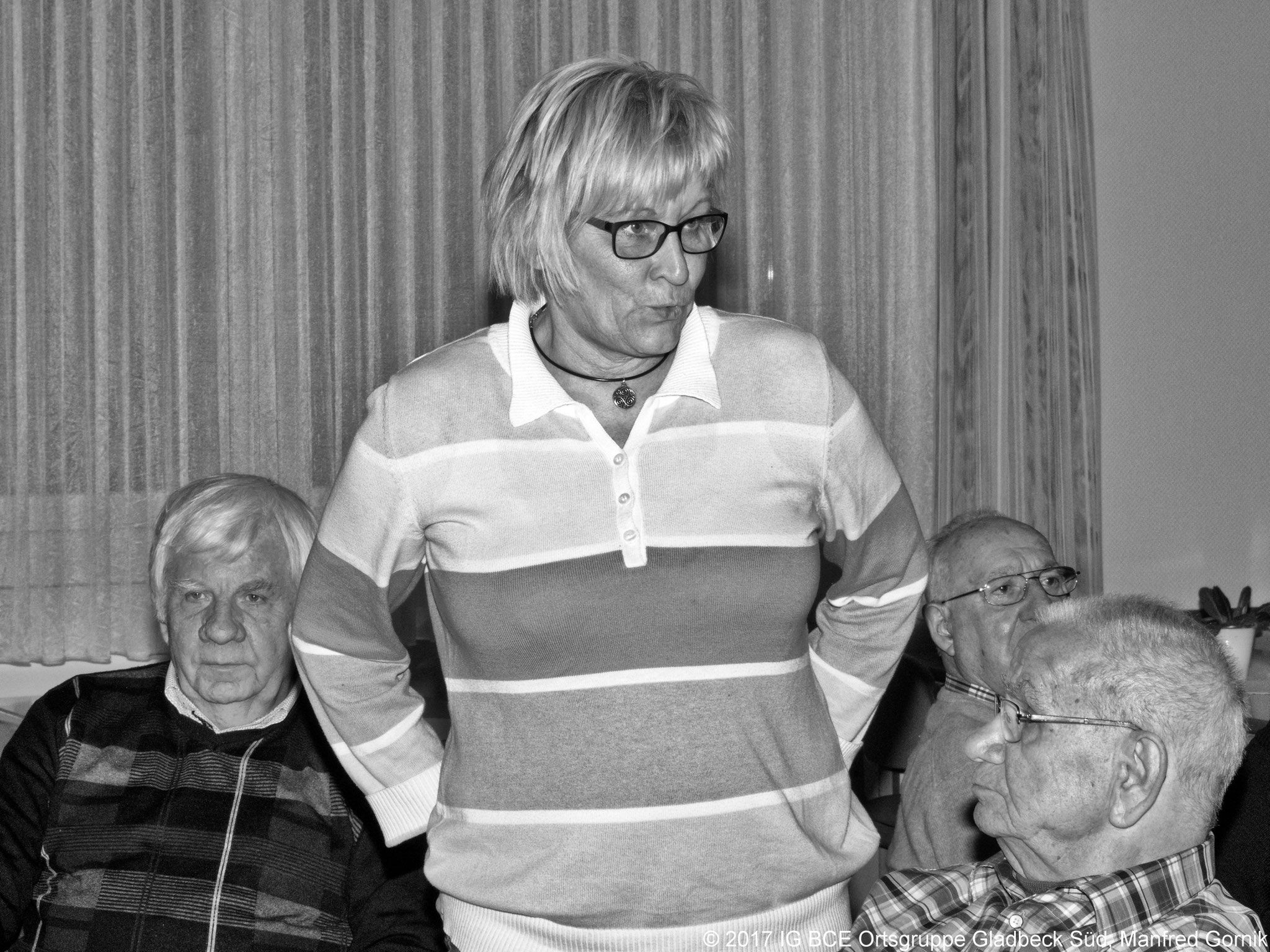 Revisorin Brigitte hält den Bericht über die Kassenprüfung.