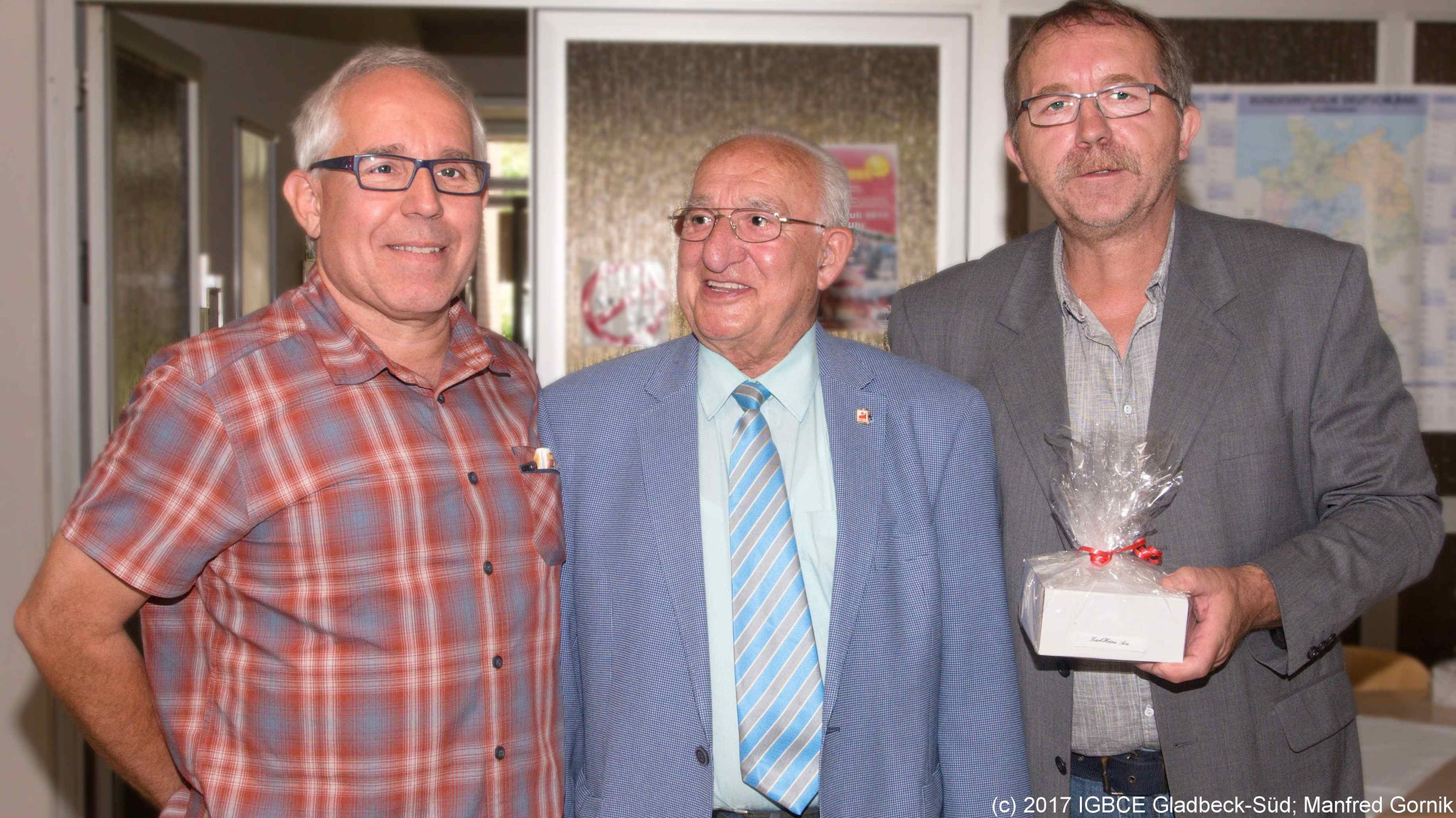 Von links : Wolfgang Sobottka; Karl-Heinz Acs ( 75 Jahre), Joachim Praetsch (1 Vorsitzender Ortsgruppe Gladbeck-Süd)