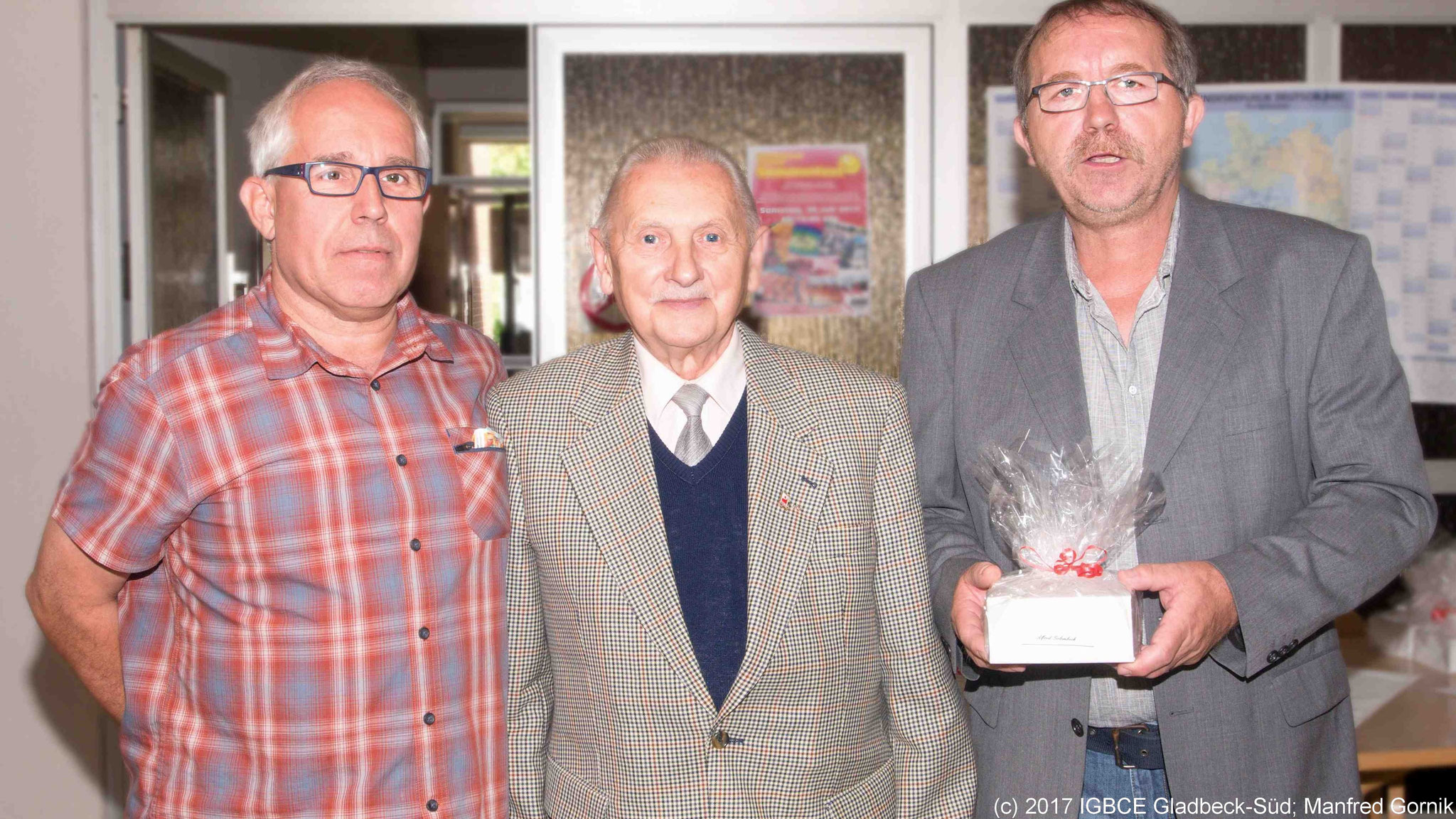 Von links : Wolfgang Sobottka; Alfred Golembeck ( 70 Jahre), Joachim Praetsch (1 Vorsitzender Ortsgruppe Gladbeck-Süd)