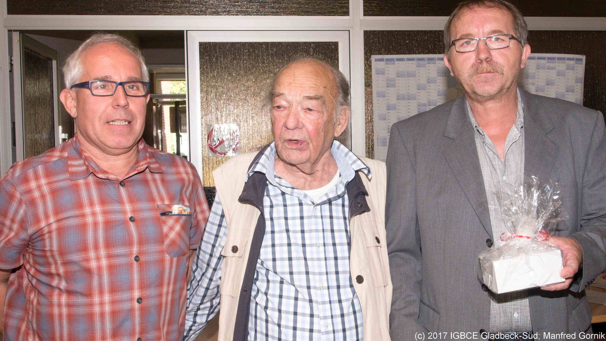 Von links : Wolfgang Sobottka; Franz Pastewski ( 70 Jahre), Joachim Praetsch (1 Vorsitzender Ortsgruppe Gladbeck-Süd)